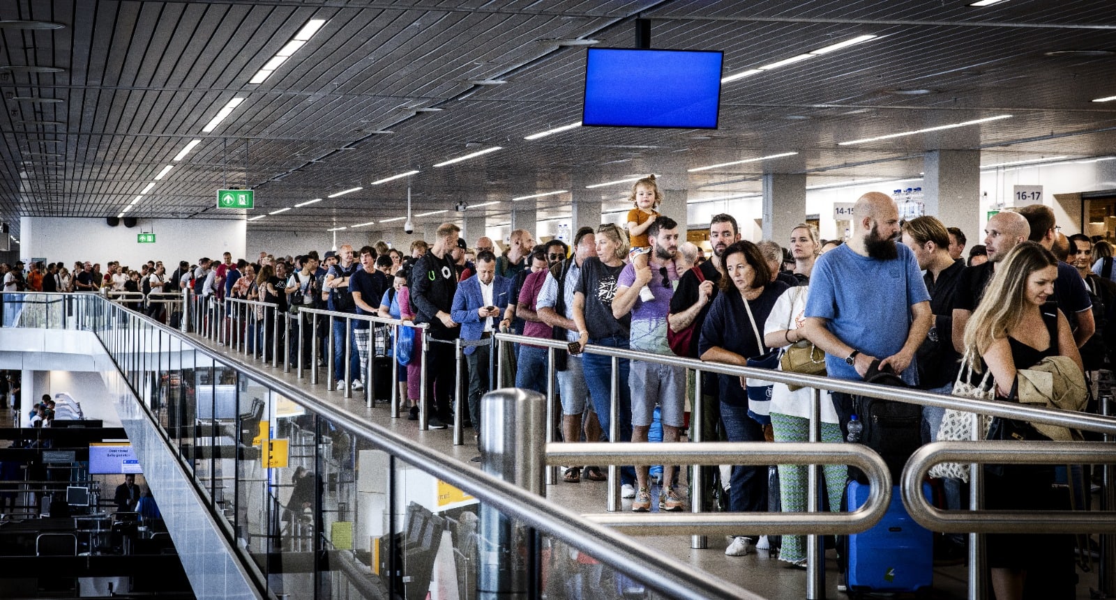 Schiphol zet 'alles op alles' om lange rijen deze zomer te voorkomen