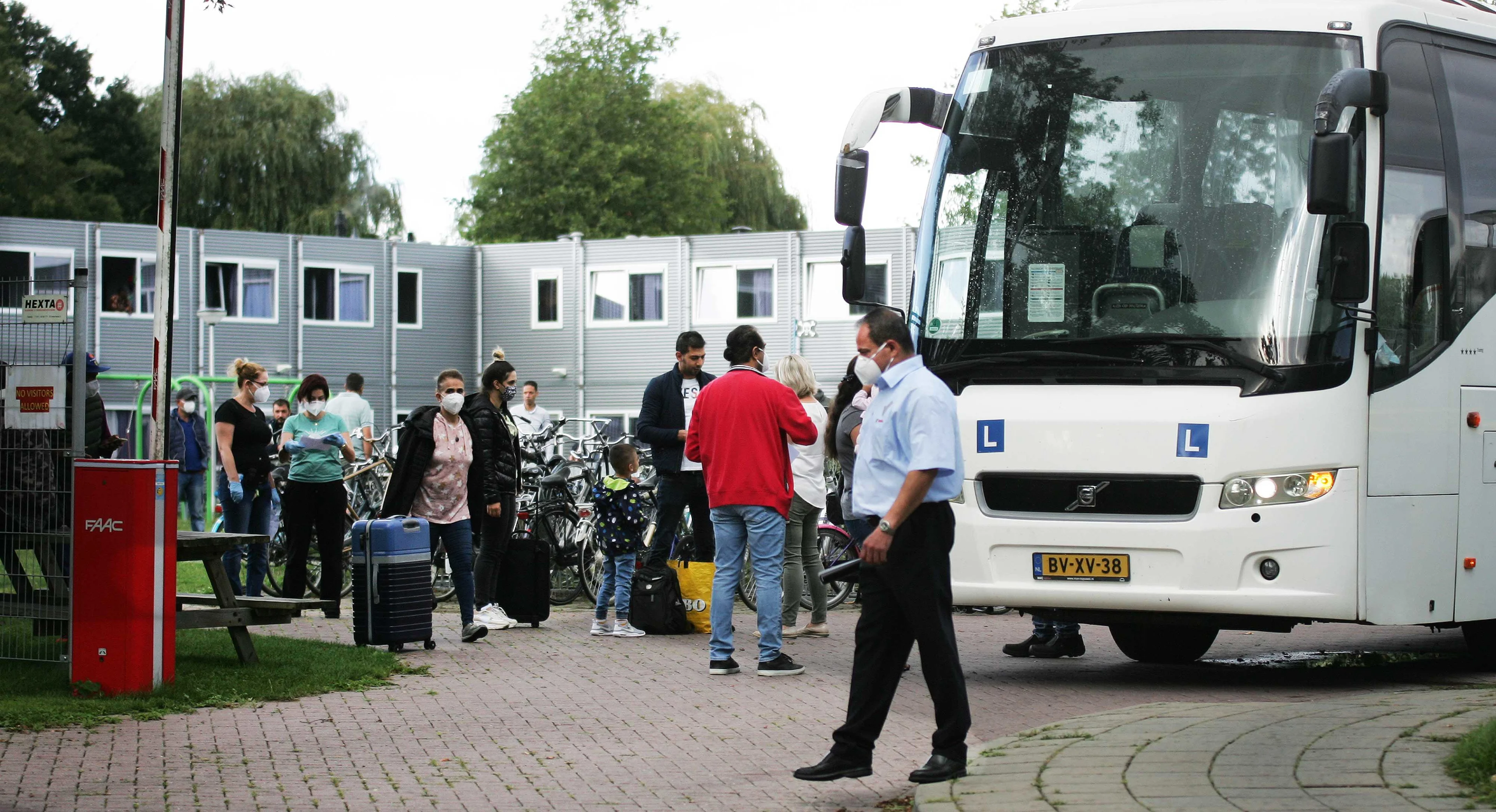 COA laat deel bewoners azc Delfzijl overplaatsen na corona-uitbraak