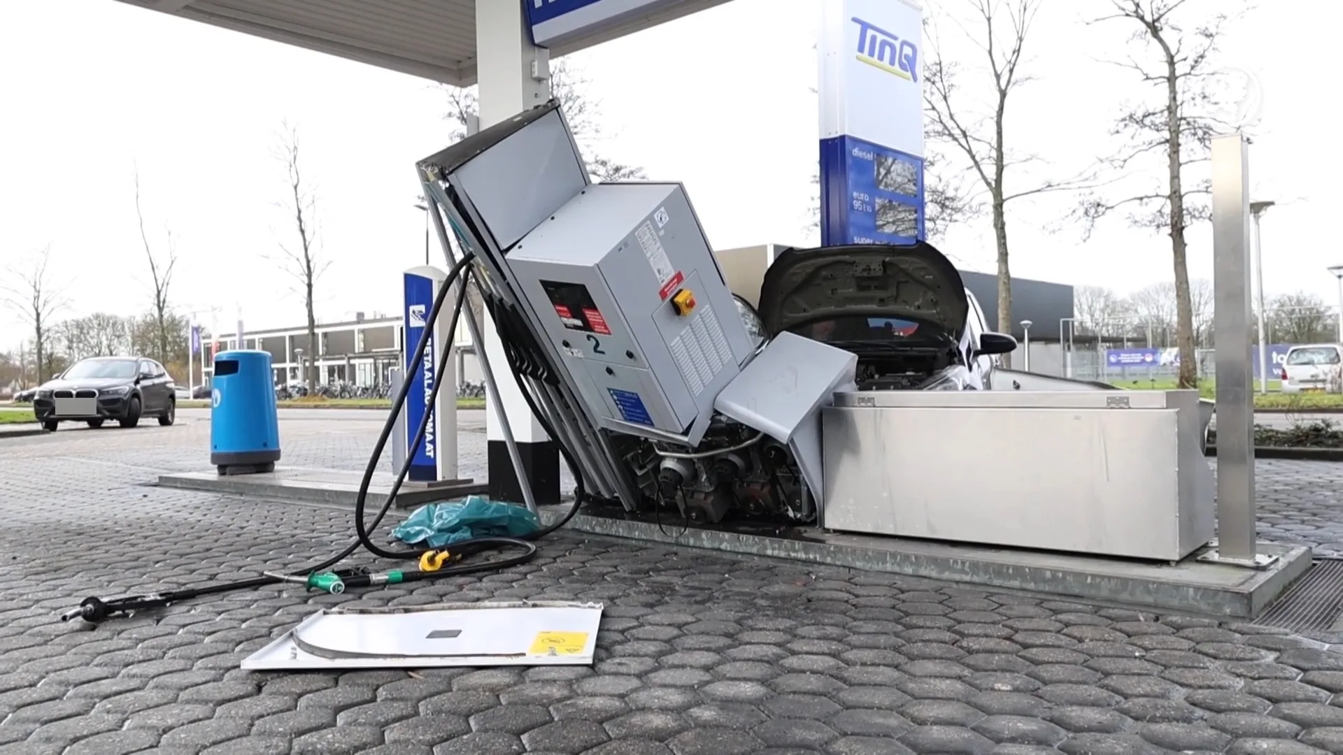 Automobiliste ramt tankstation in Leeuwarden, mogelijk onder invloed