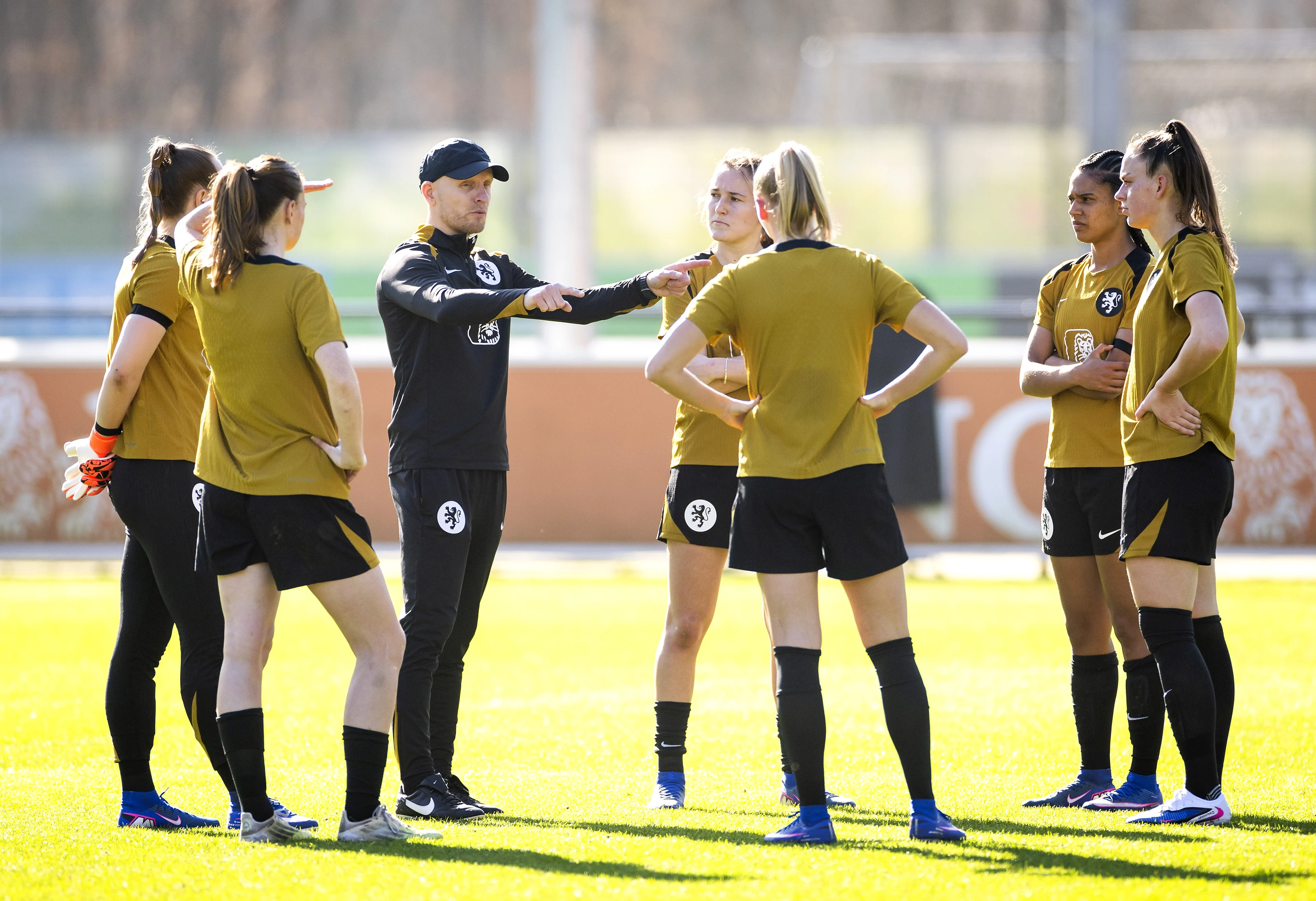 Oranjevrouwen geven winst weg bij eerste kwalificatiewedstrijd tegen Polen