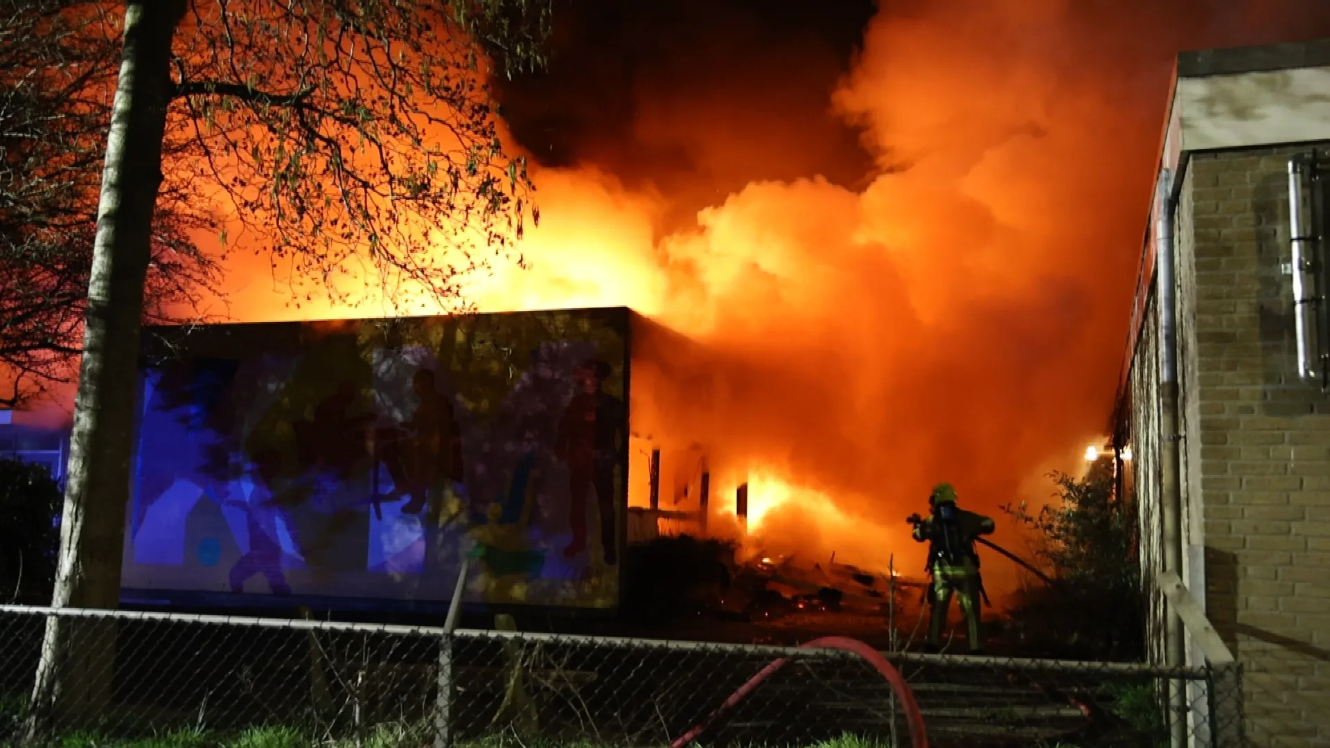 School in Haarlem zwaar beschadigd door explosie en brand