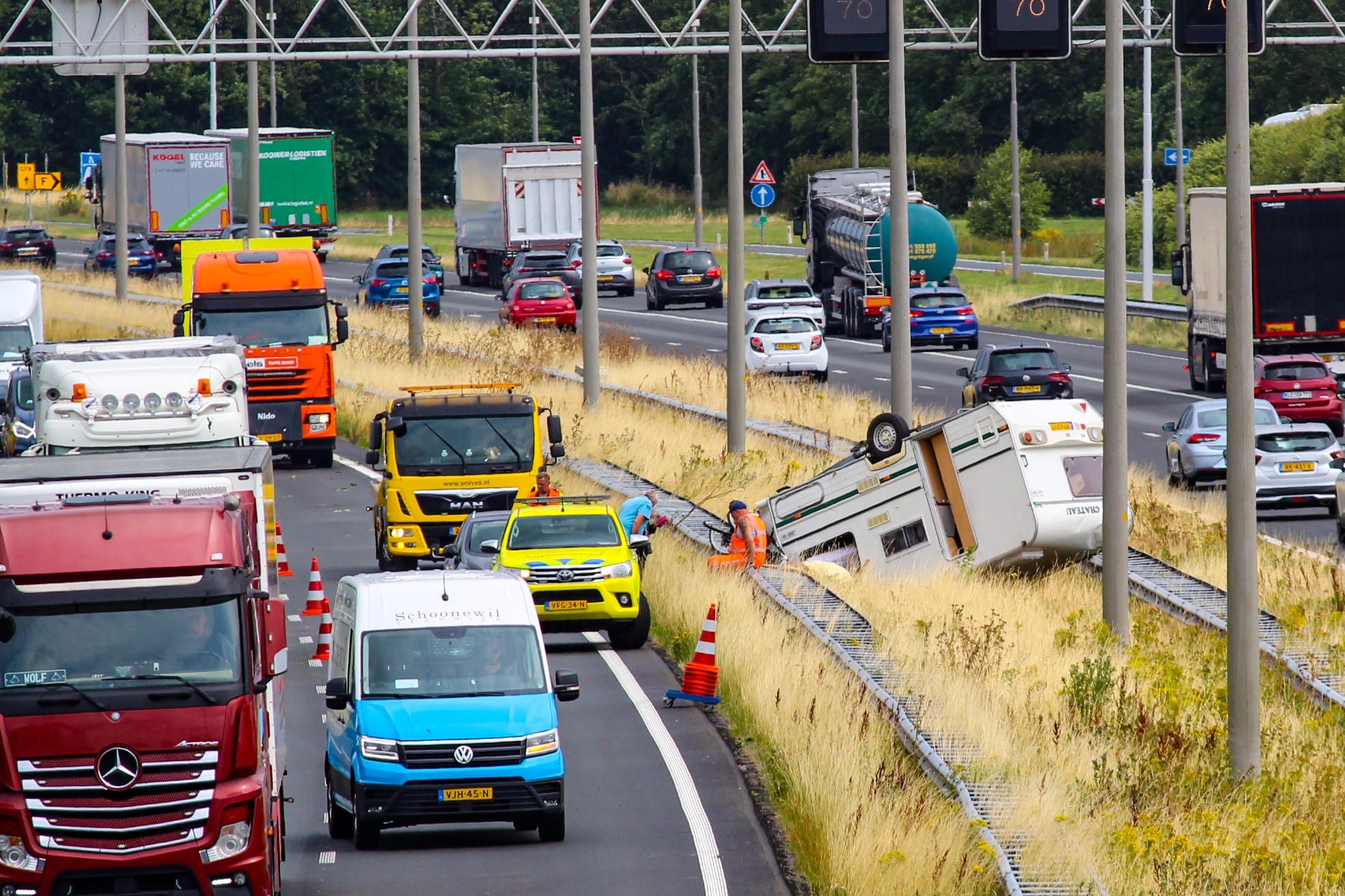 Mini-tornado veroorzaakt veel schade bij Apeldoorn, caravan gelanceerd op A50
