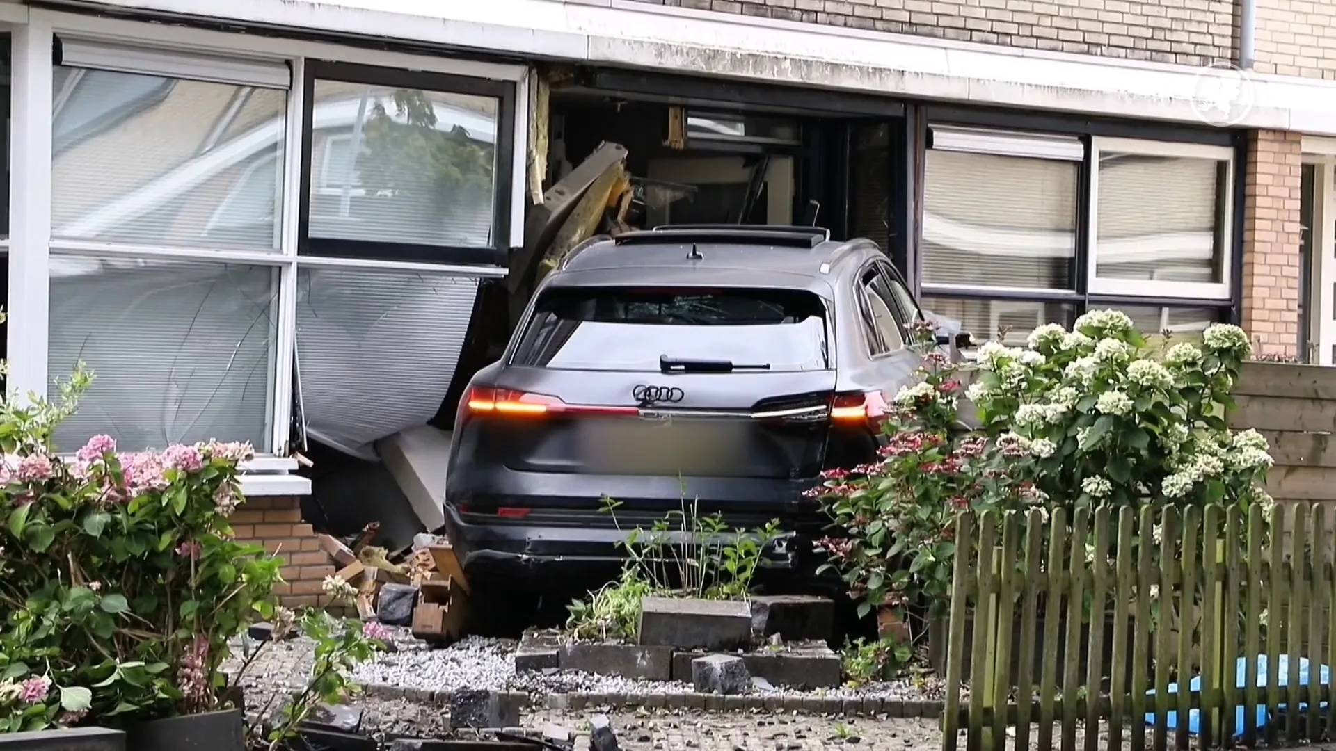 Auto rijdt woning binnen in Tiel, woningen ontruimd