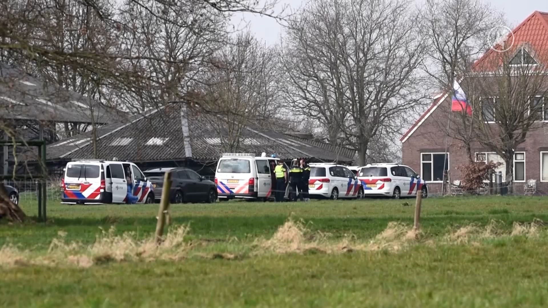 Politieondersteuning tijdens Inval bij paardenfokker in Paasloo