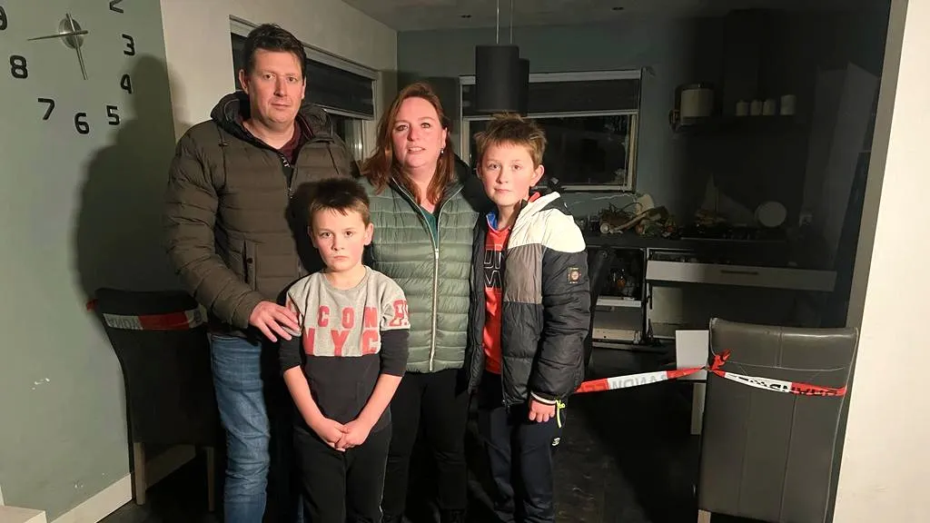 Dronken automobilist richt ravage aan in keuken van Arjan en Carola