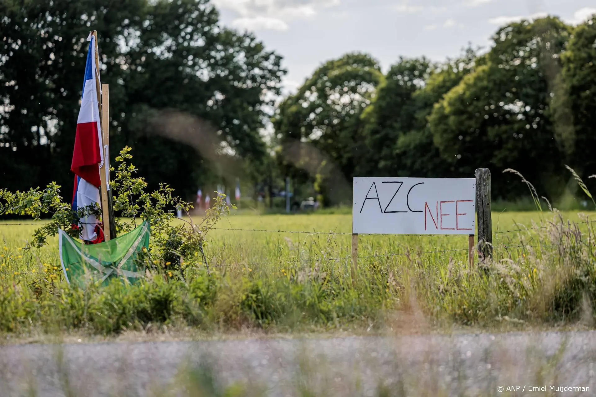 Radicaal-rechts AI-lied dat protesteert tegen azc's rukt op in hitlijsten