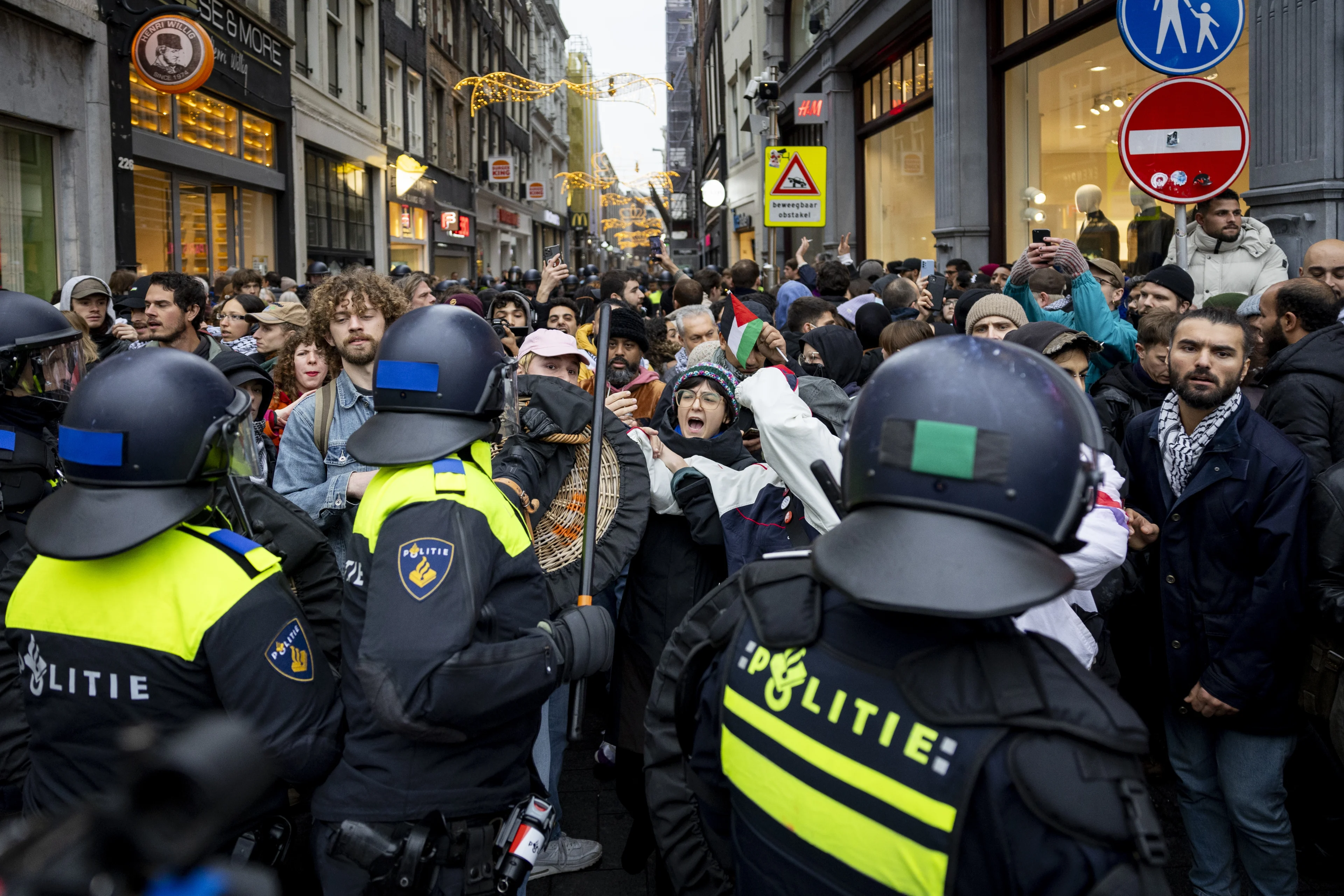 Politie veegt Dam leeg: tientallen aanhoudingen, noodverordening verlengd