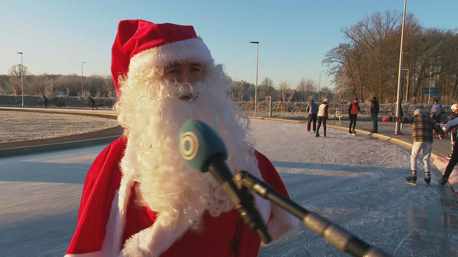 De eerste meters op natuurijs zijn geschaatst: 'Dit is het eerste kerstcadeautje'