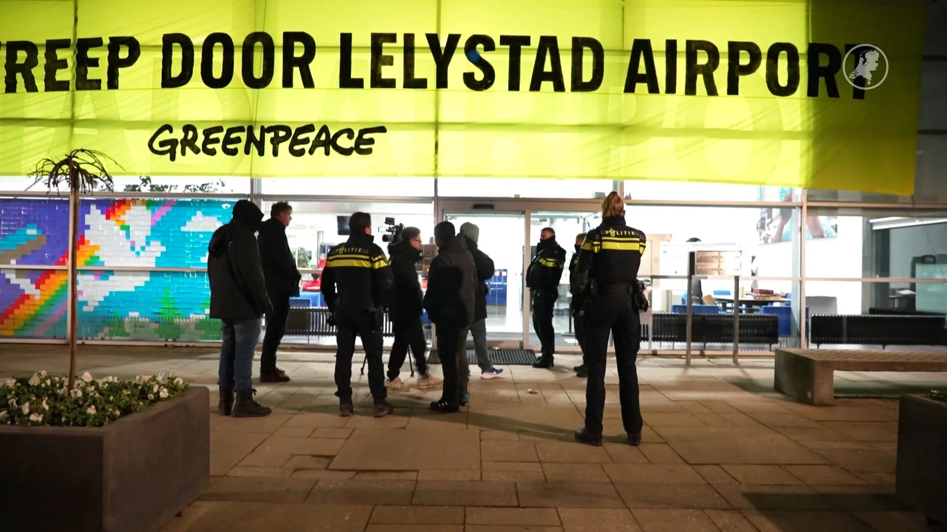 Politie maakt einde aan Greenpeace-actie op Lelystad Airport