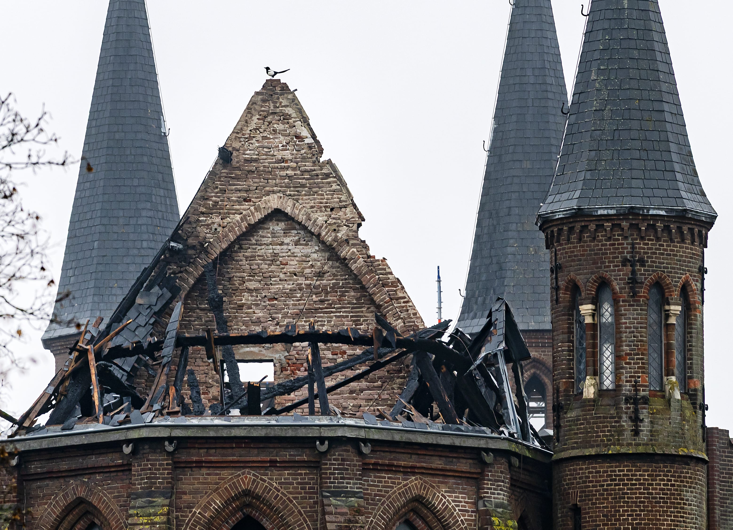 Leegpompen kelder Vondelkerk begonnen na verwoestende brand