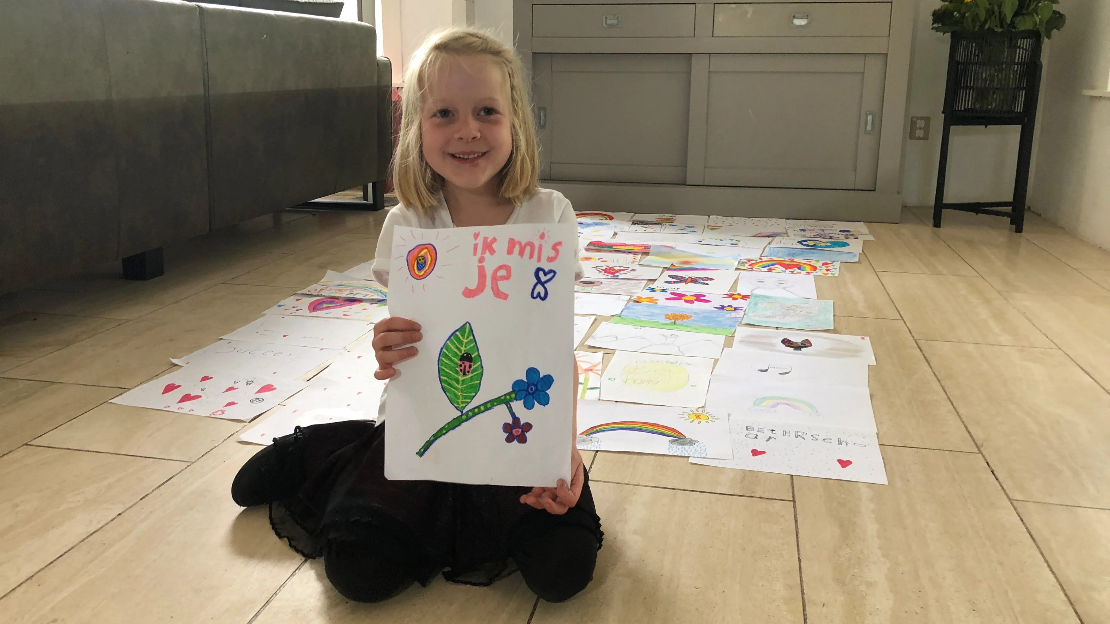 Elinde (7) wil grootste 'troosttekening' maken voor overleden broertjes en zusjes