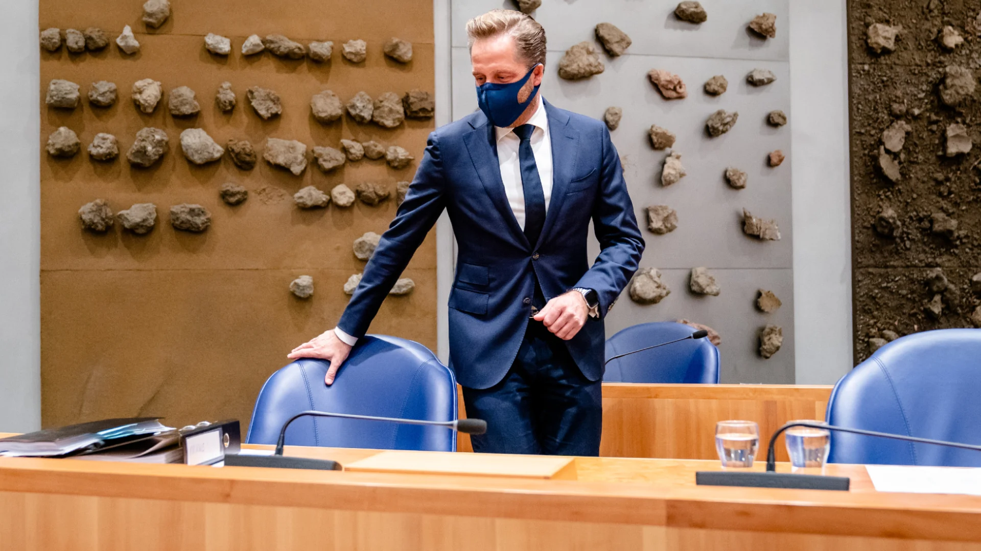 Kamerleden bedanken De Jonge in zijn mogelijk laatste coronadebat