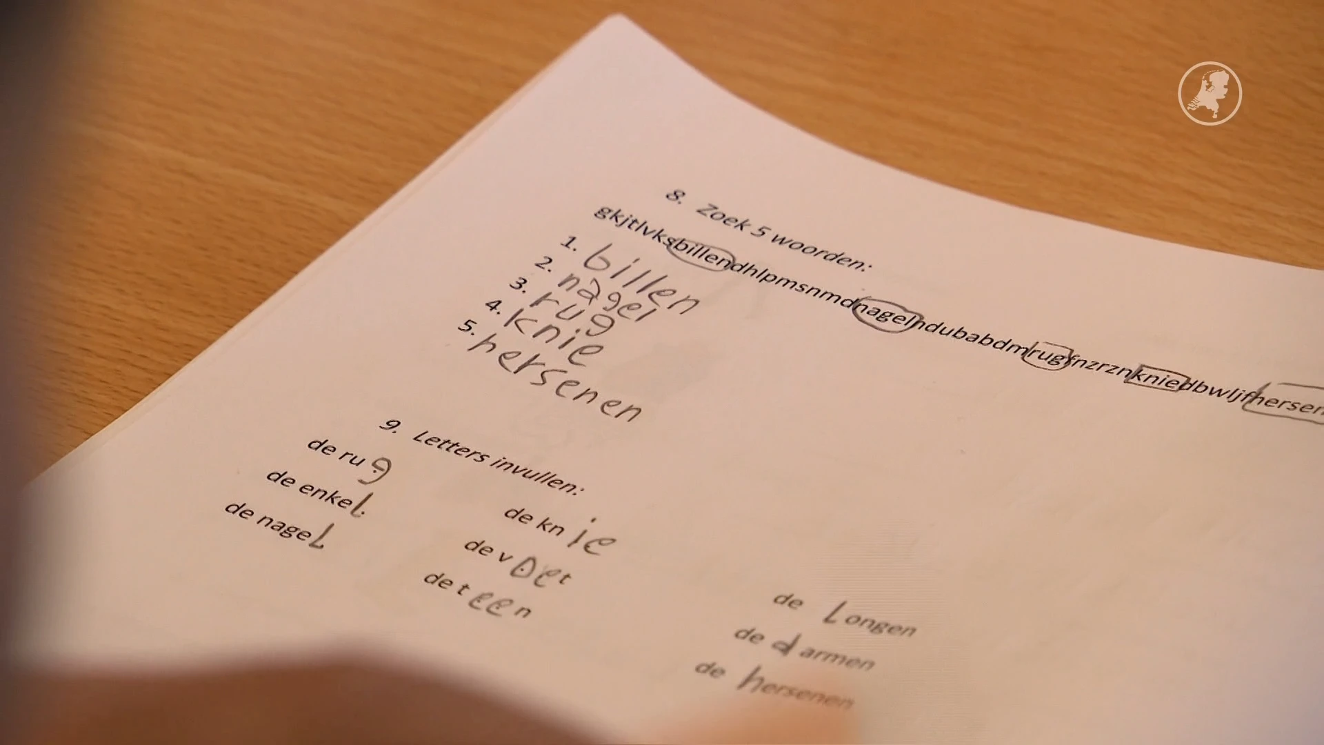 Ouders krijgen taalles tijdens voetbaltraining van hun kinderen