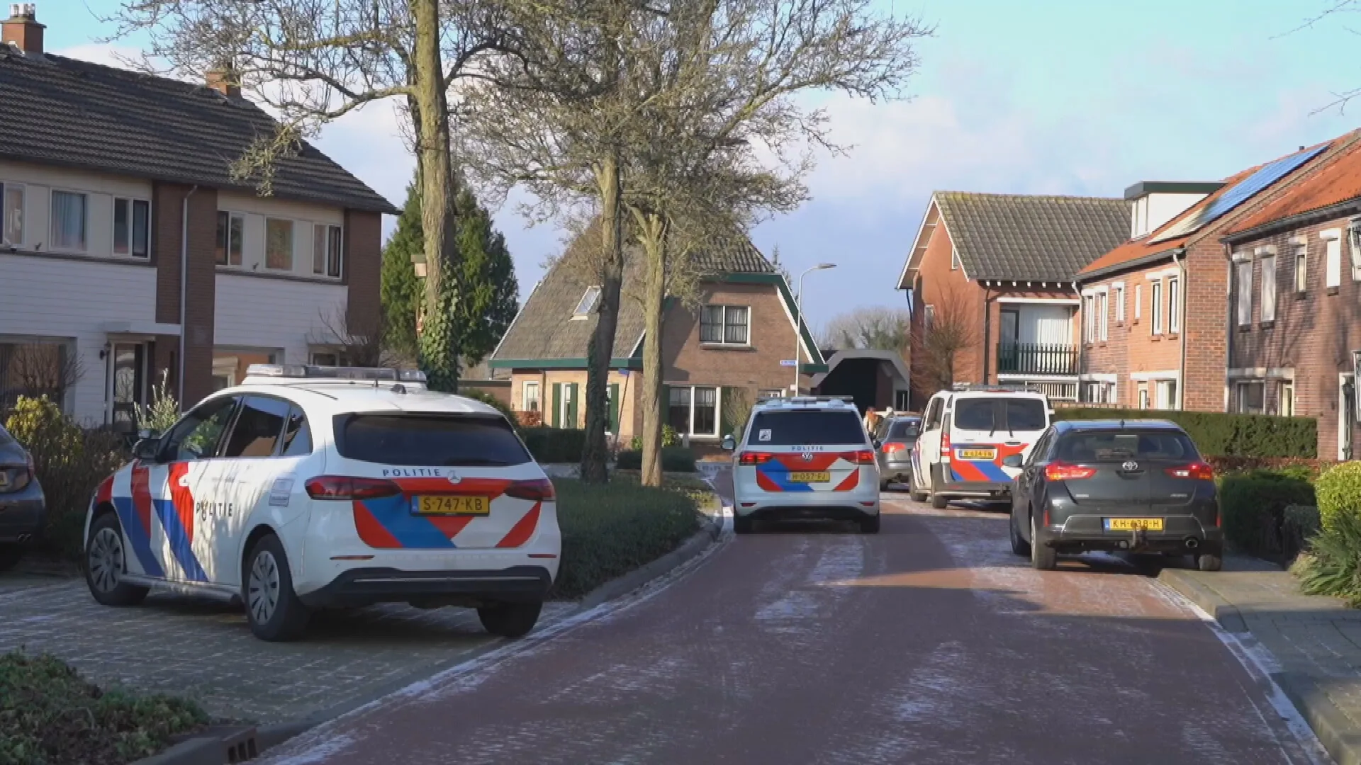 Twee lichamen gevonden in woning Lathum, politie doet onderzoek