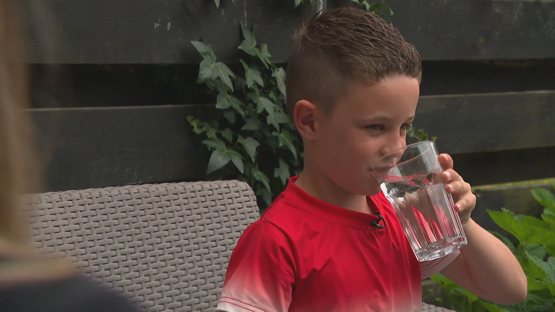 Damian (7) kreeg watervergiftiging door waterspel, moeder waarschuwt ouders