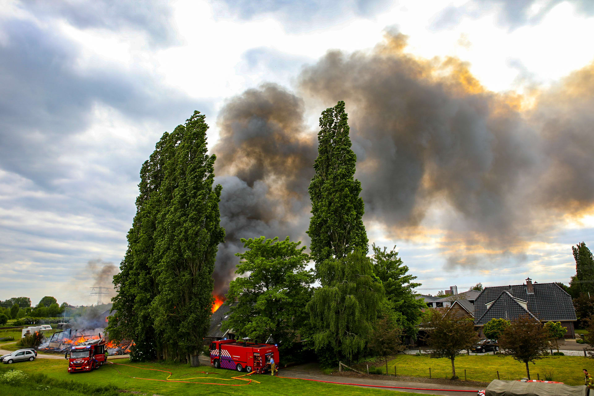 Enorme brand in opslagloods in Apeldoorn: 'In rook zit waarschijnlijk asbest'
