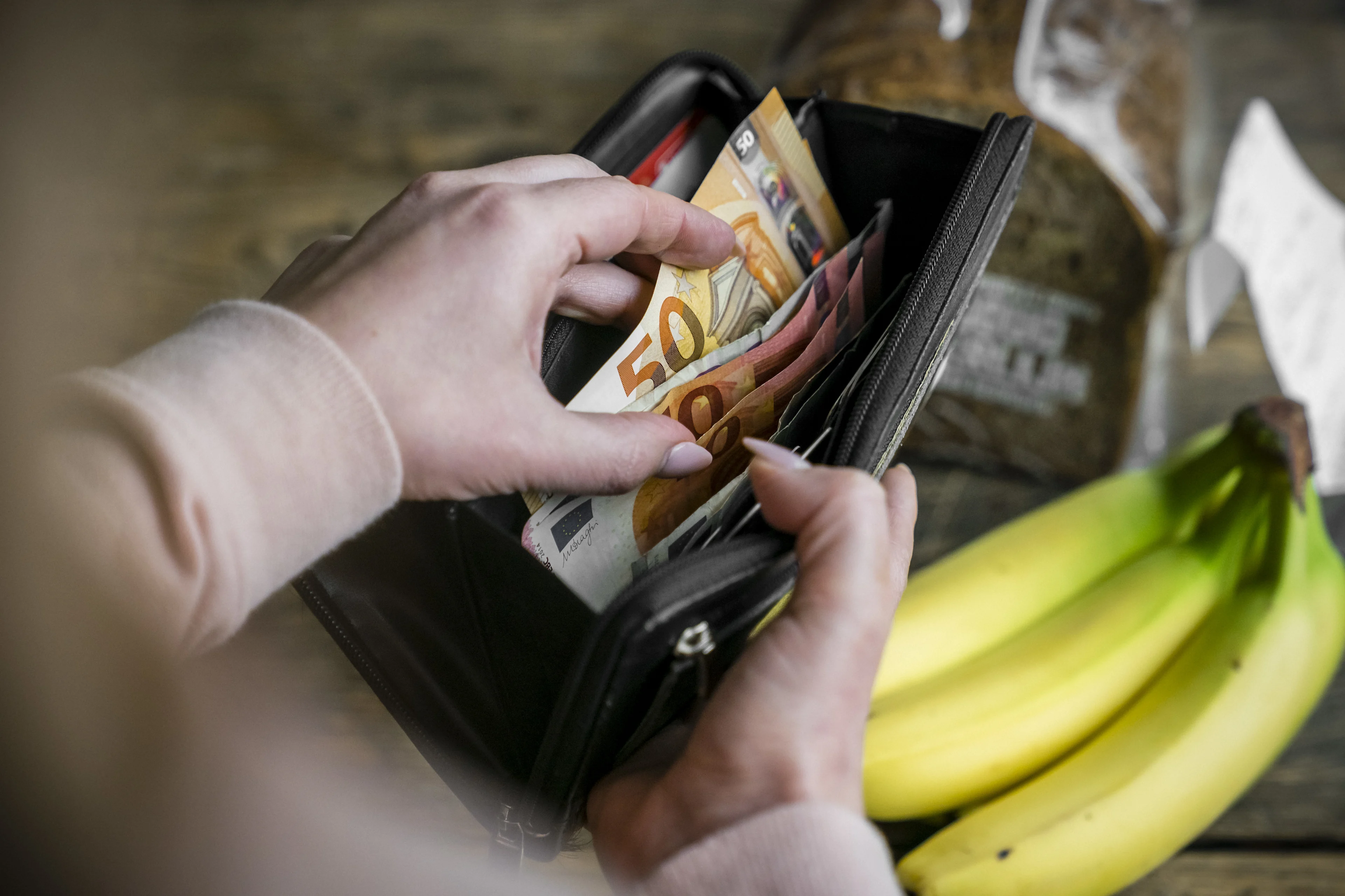 Koopkrachtdaling door oorlog in Oekraïne dreigt, benzineprijs maakt reuzensprong