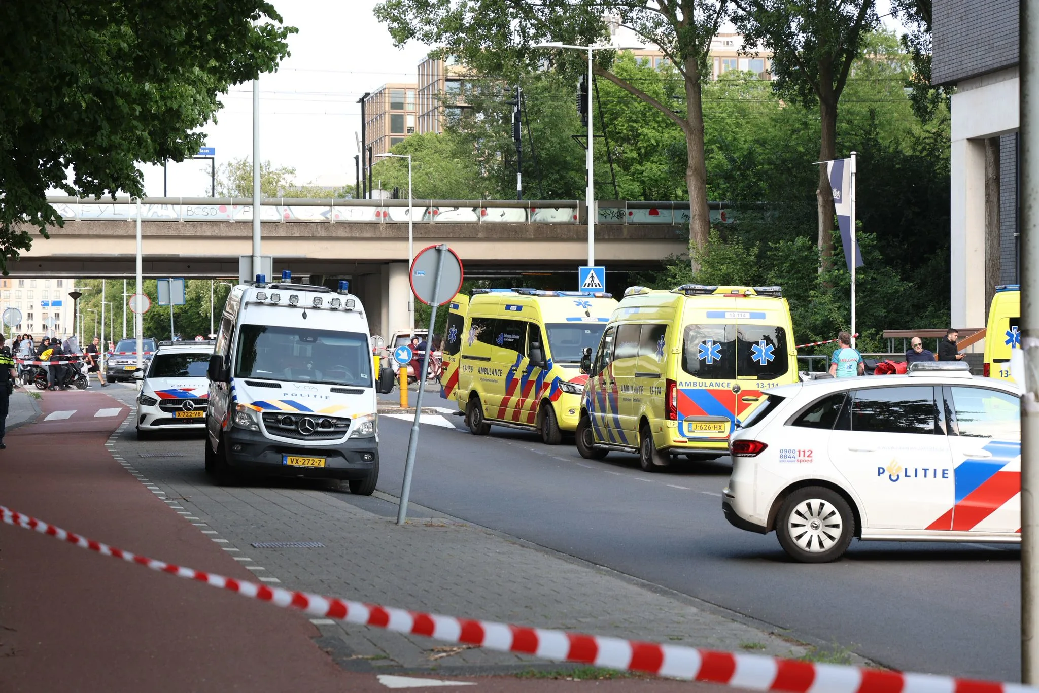 Passagier motorscooter overleden bij ongeval met taxi in Amsterdam