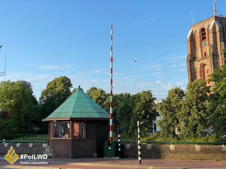 Man kruipt onder slagbomen door en mishandelt brugwachter