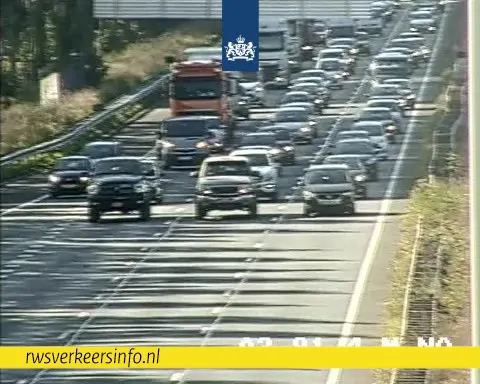 Politie bekeurt boze boeren voor langzaam rijden op snelweg