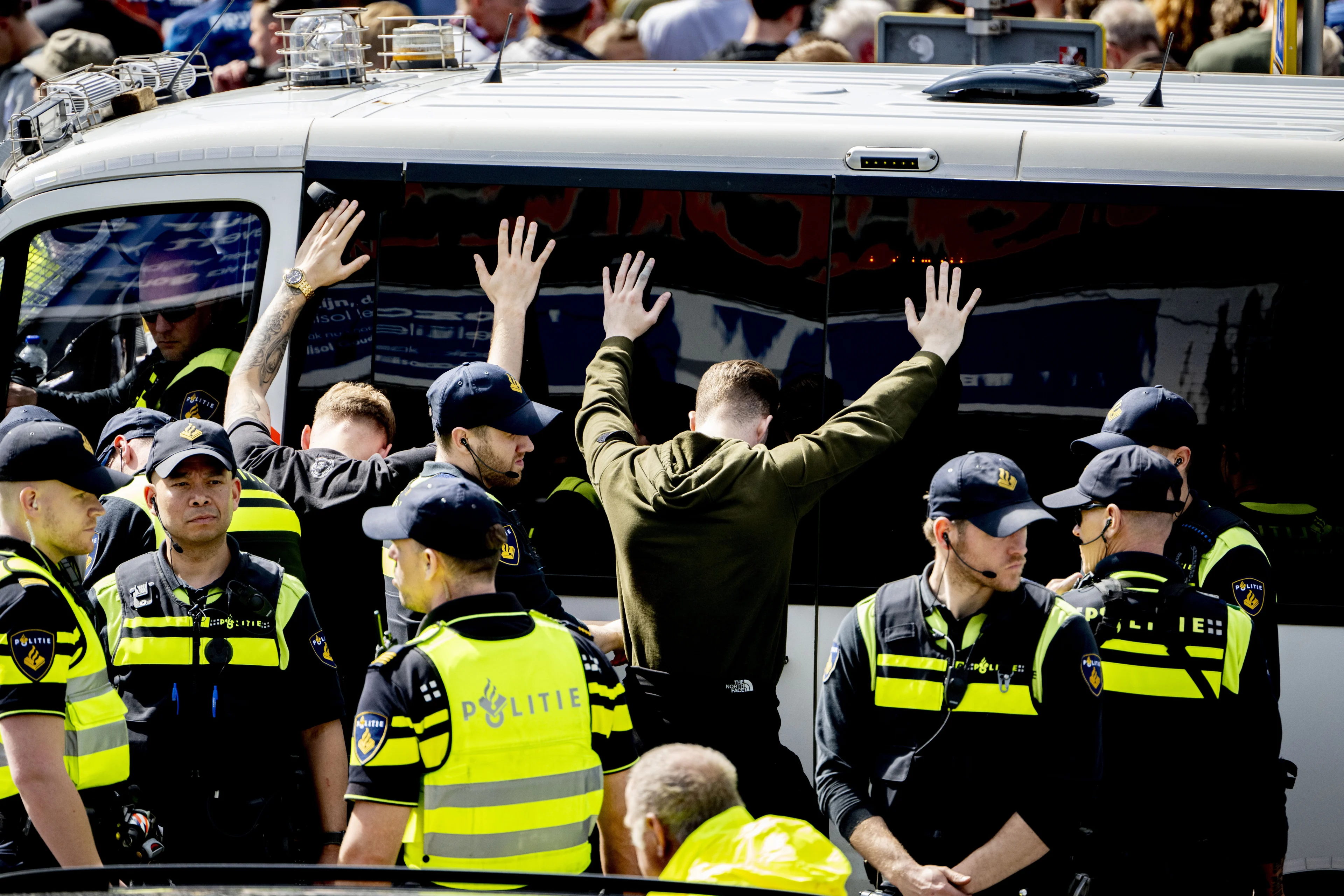 Politie reageert op ophef om arrestatie Feyenoord-fan in bijzijn van zoontje