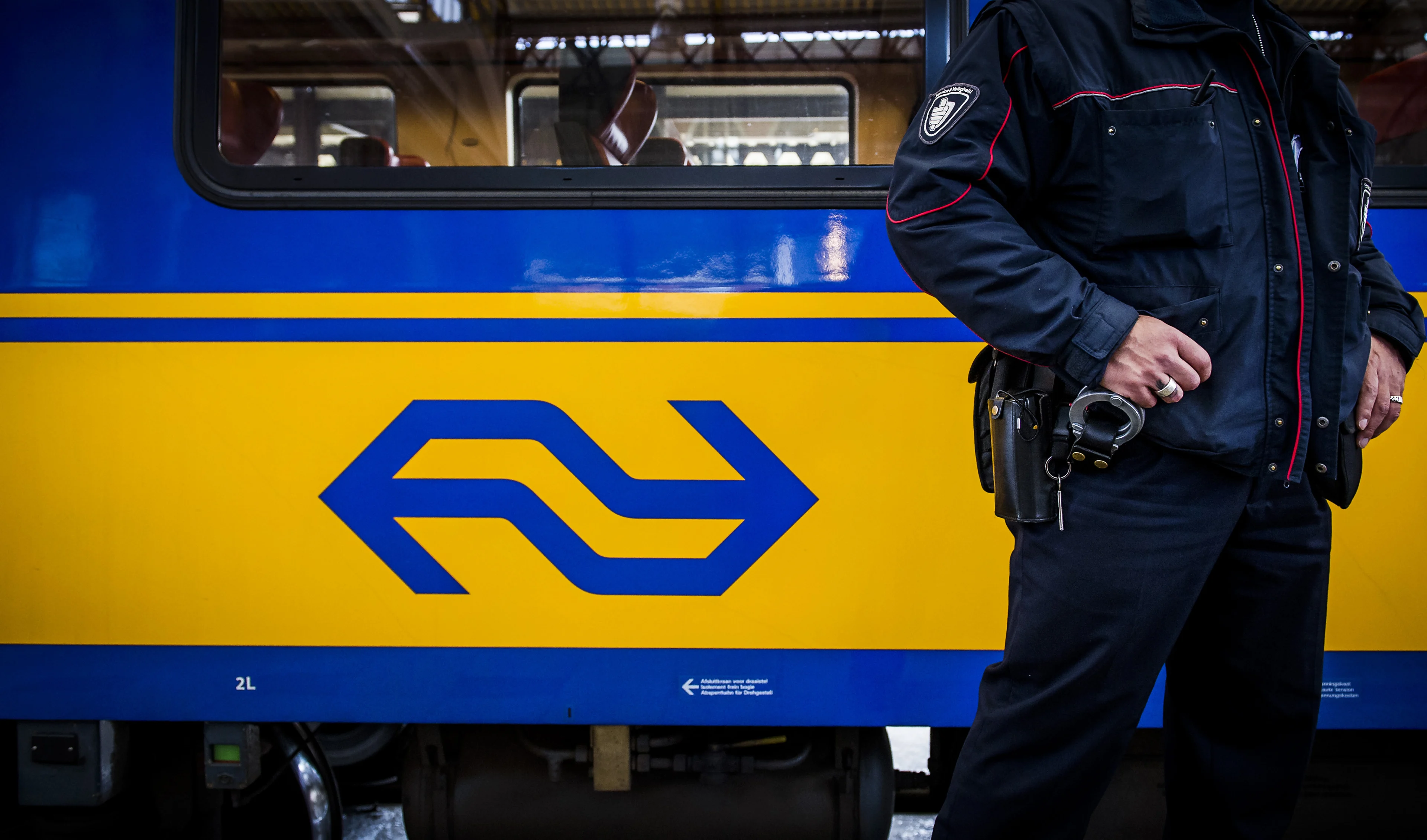 Ontsnapte gevangene slaat vrouw in het gezicht in trein naar Breda