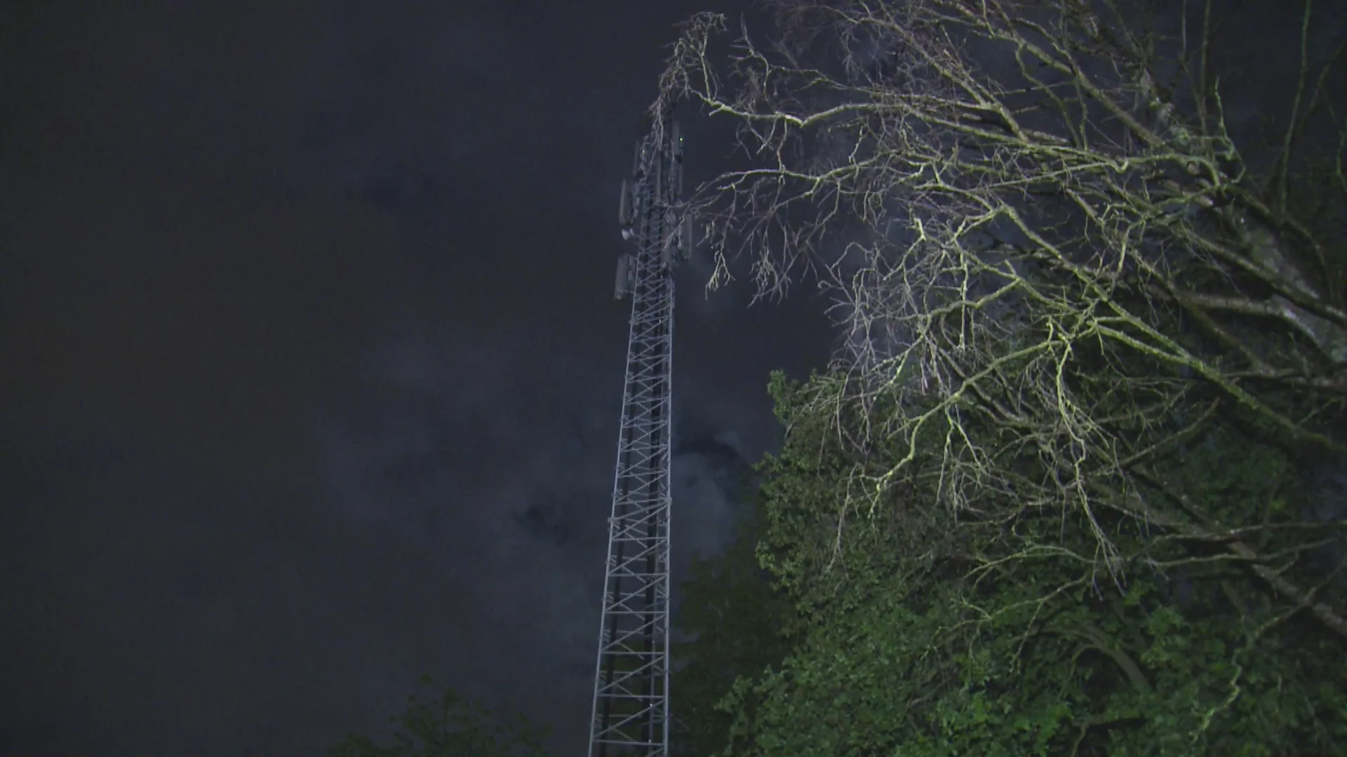 Zendmast in brand in Maasbree, getuigen gezocht