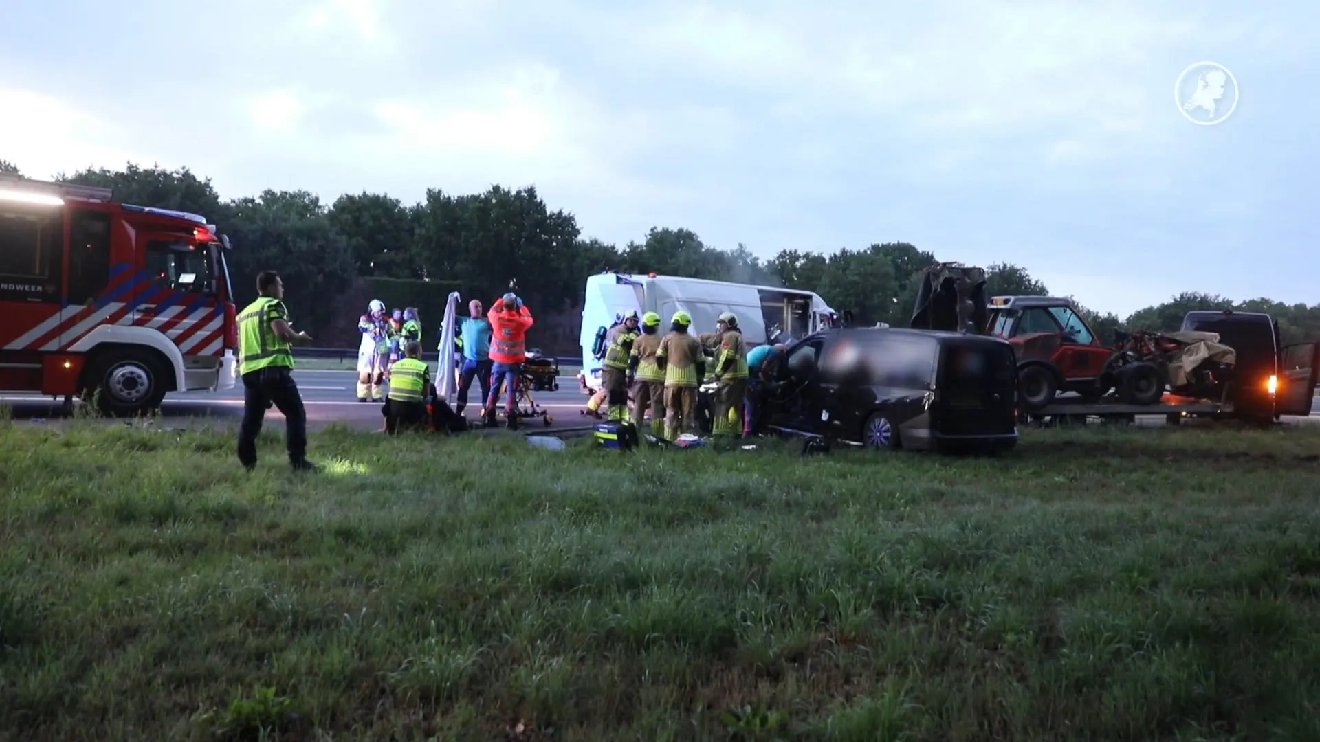 Auto knalt op voertuig met pech op vluchtstrook A27