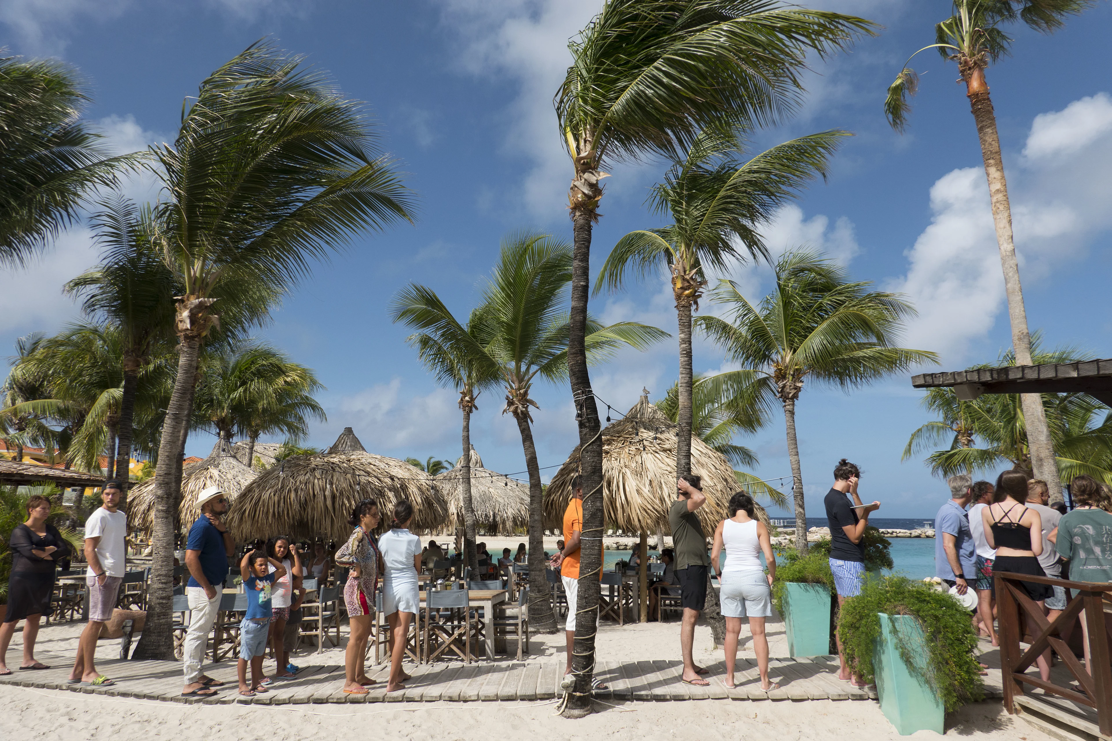 Negen op de tien Nederlanders wil 'oranje' reisadvies voor Curaçao: 'Hou de vliegtuigen aan de grond'