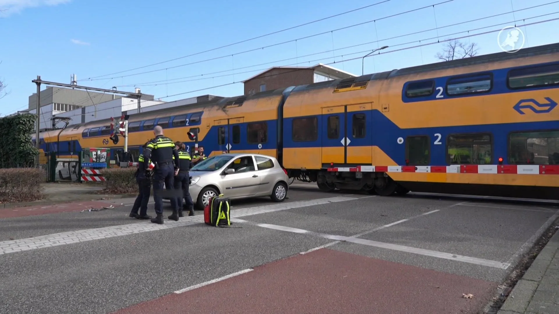 Auto botst op scooter en wordt vervolgens aangereden door trein