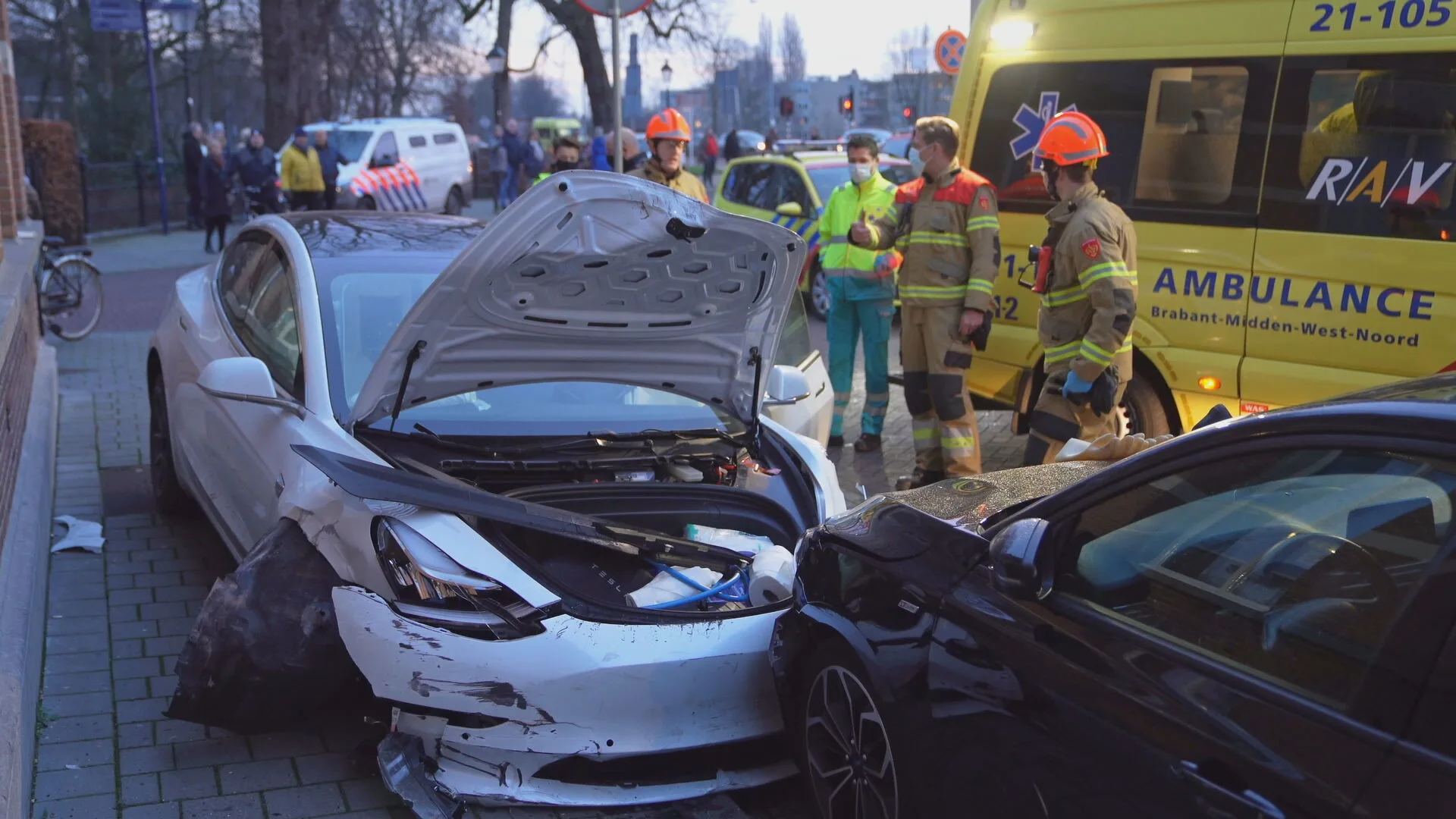 Crashende Tesla-bestuurder zorgt voor ravage in binnenstad Den Bosch