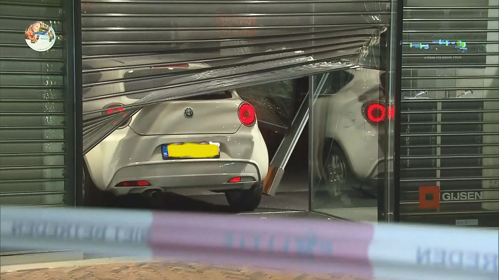 Auto boort zich in brillenzaak in Sittard, daders nemen de benen