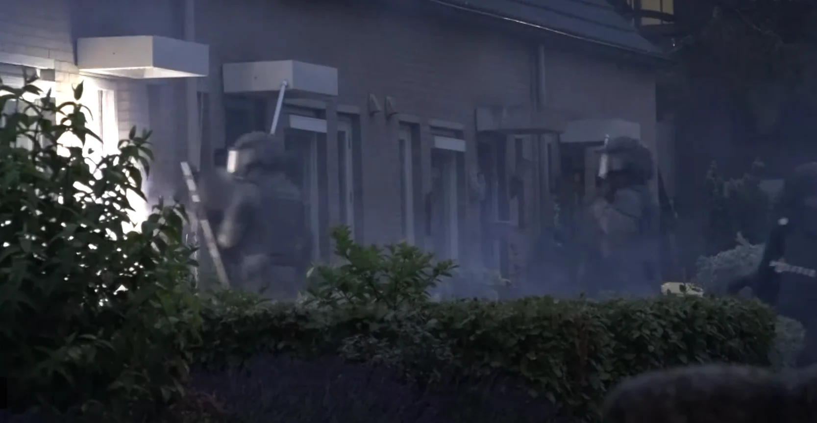 Politie blaast voordeur op en houdt vier verdachten aan na vondst automatische vuurwapens