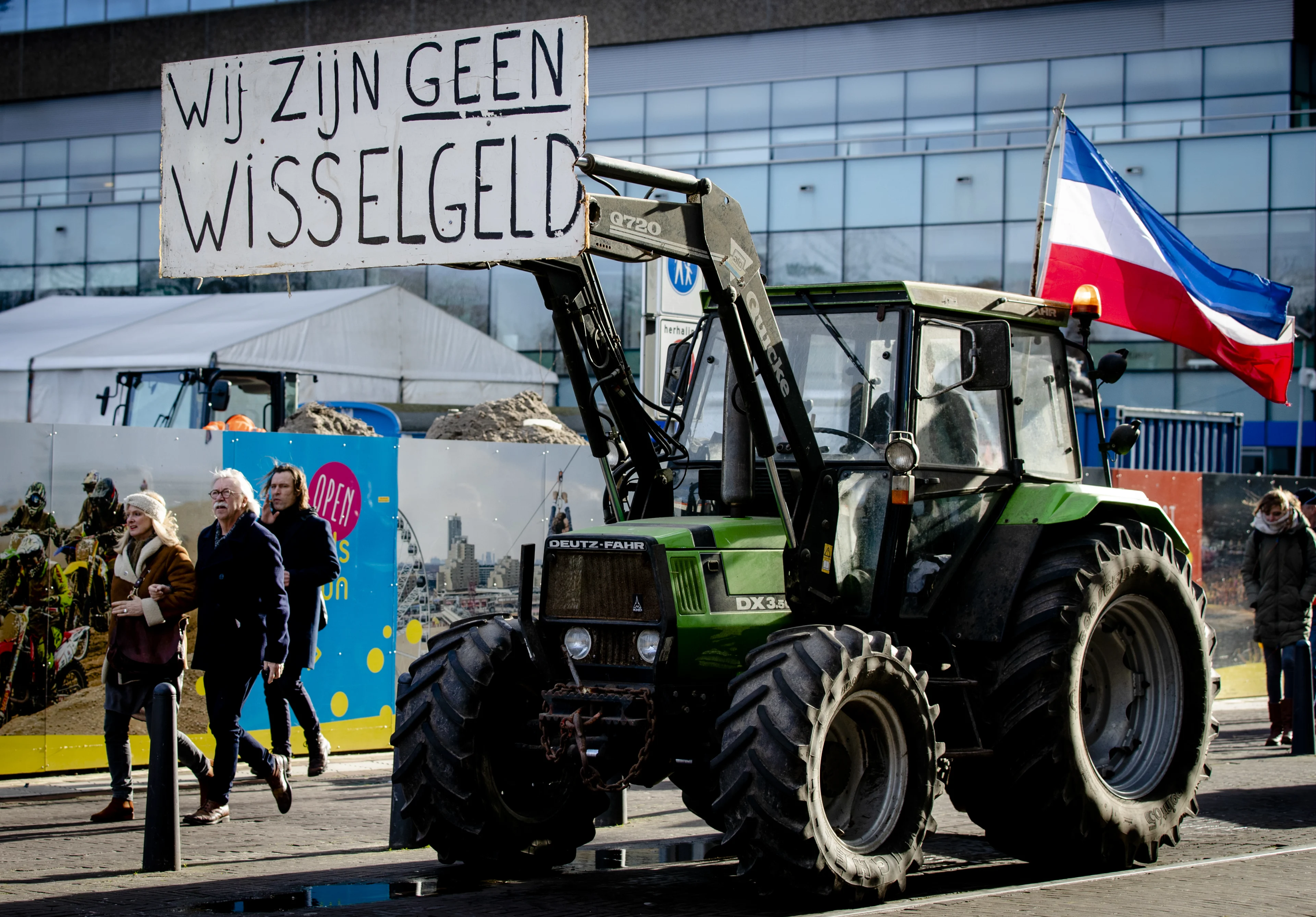 Boeren door heel het land doen aangifte tegen minister Schouten om dierenmishandeling