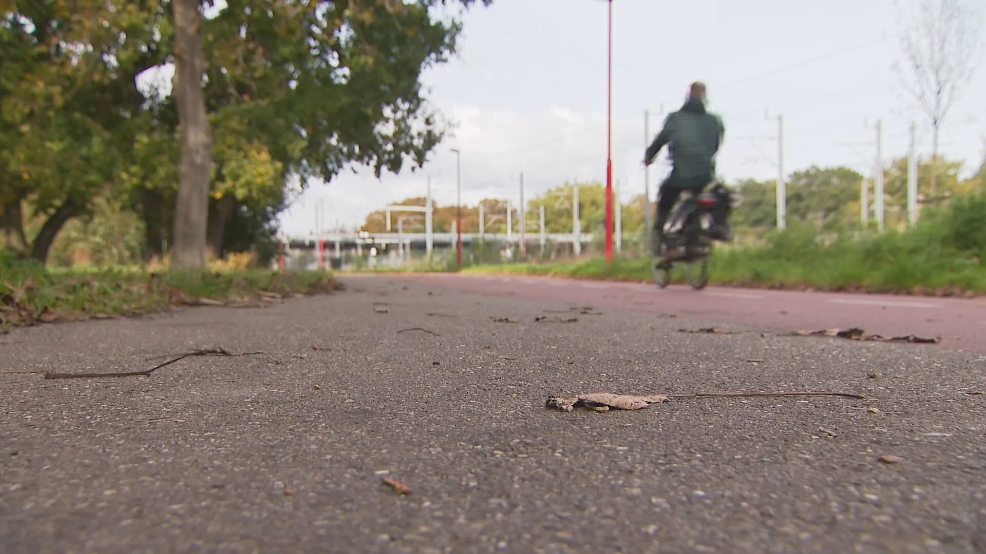 Studente krijgt escorte van motoragent in onveilig Lunetten: 'Dit stuk is heel donker, hier hoort niemand je'