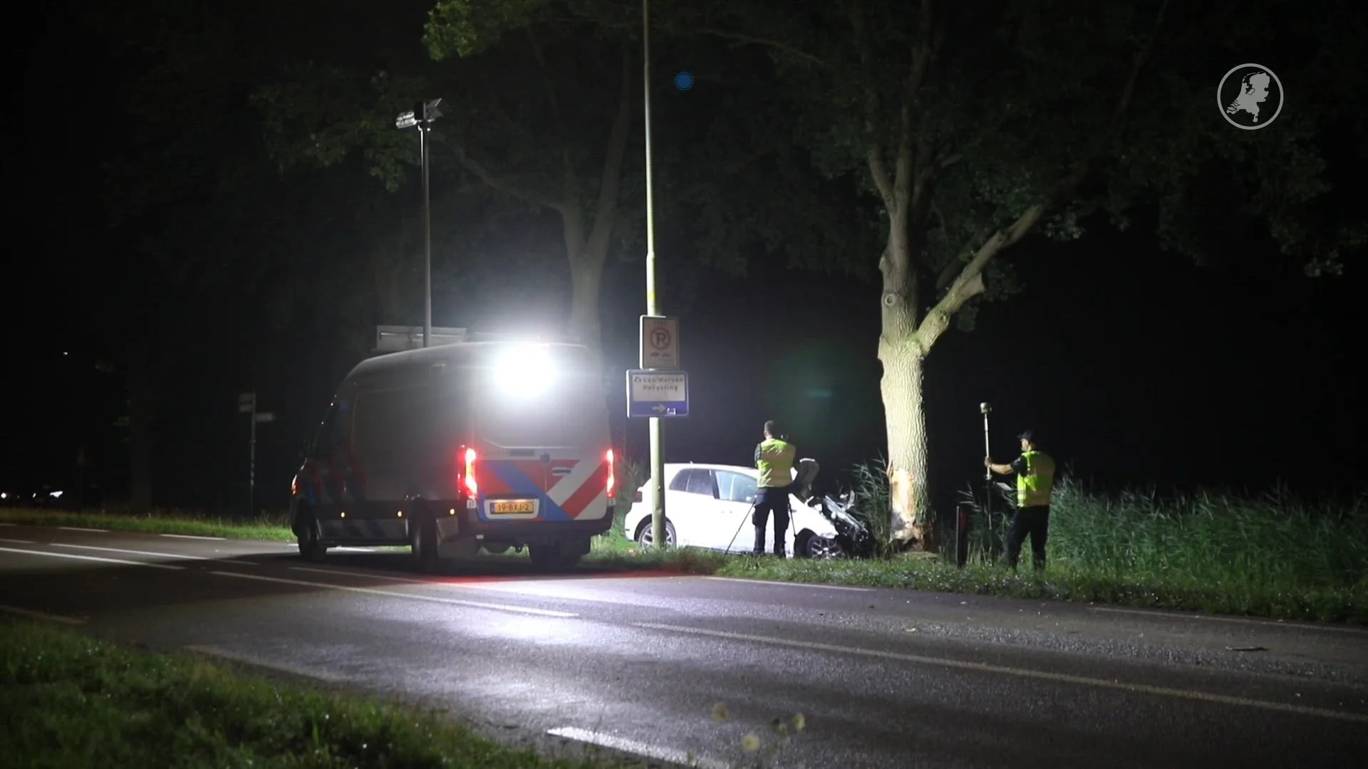 Dode na botsing tegen boom in Elburg