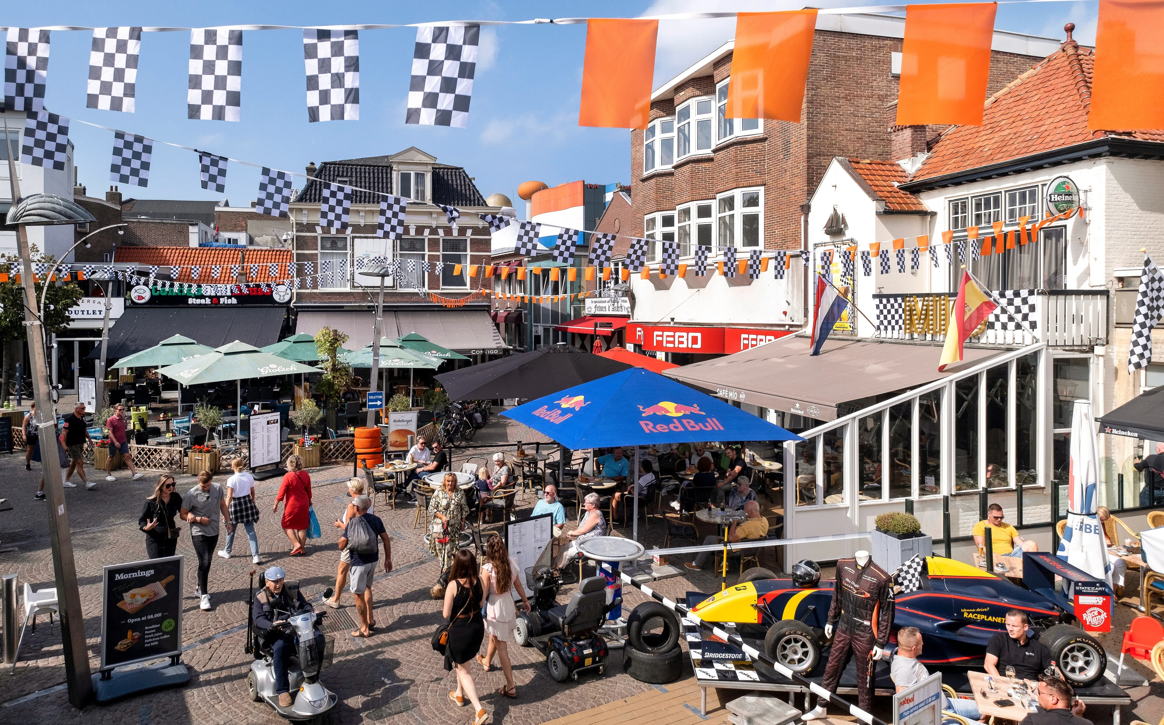 Centrum van Zandvoort nog rustig, maar bezoekers genieten van sfeer