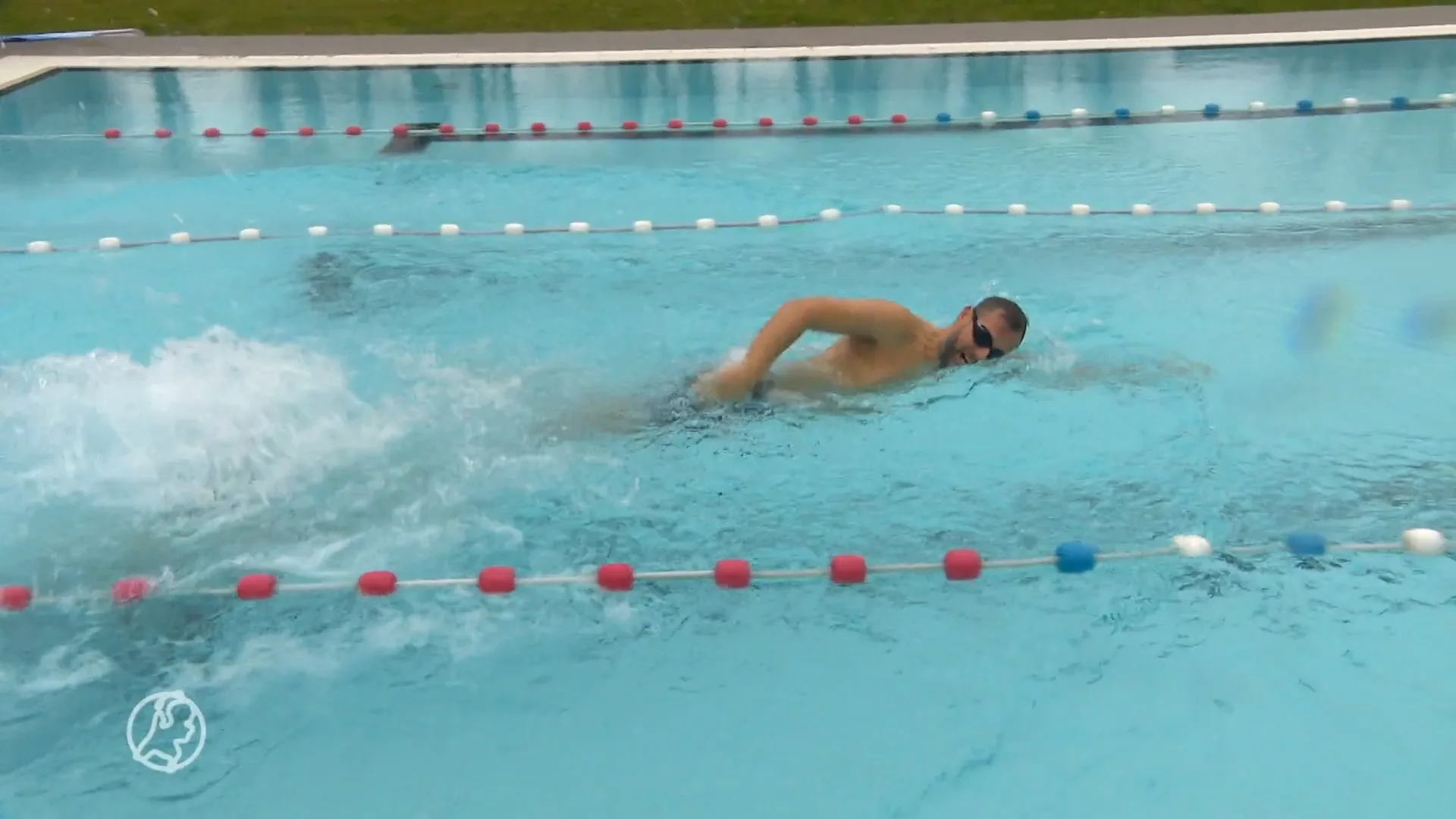 Hoop op heropening verwarmde buitenzwembaden: 'Als het woensdag open gaat, sta ik vooraan'