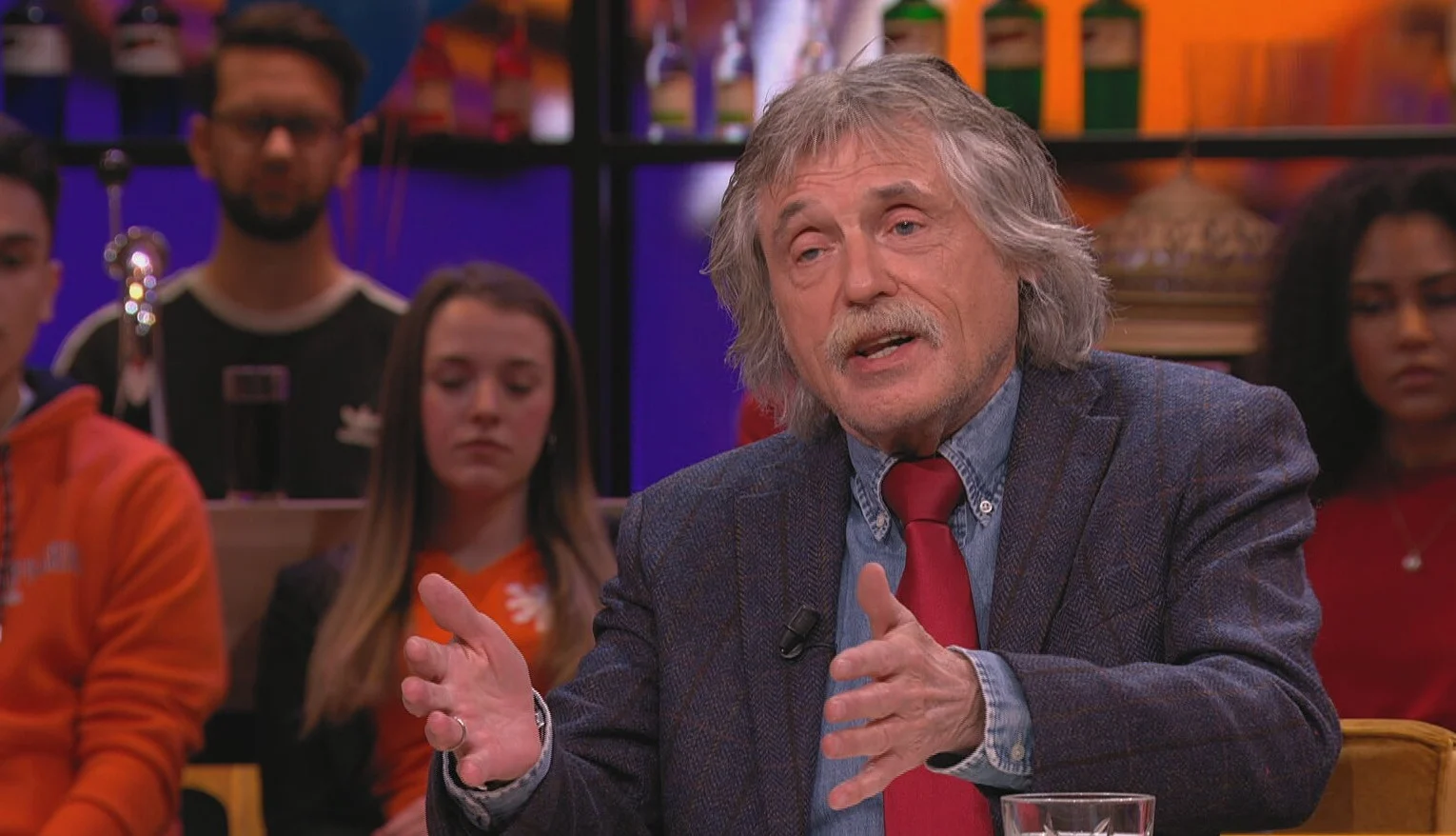 Johan Derksen niet onder de indruk van alle 'kaarscommotie': 'Het raakt me niet'