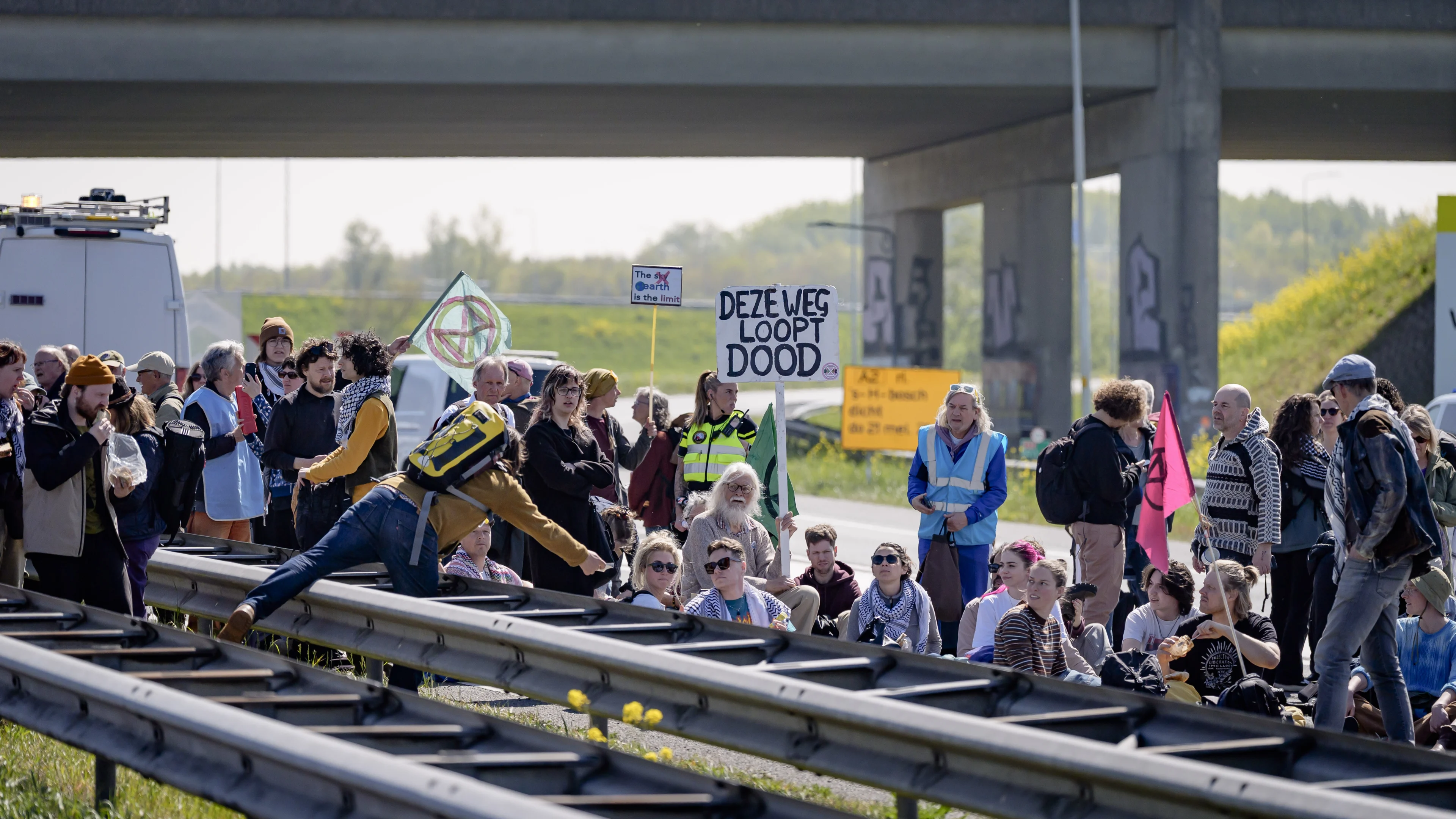 Grote groep klimaatdemonstranten loopt A12 op, politie start ontruiming