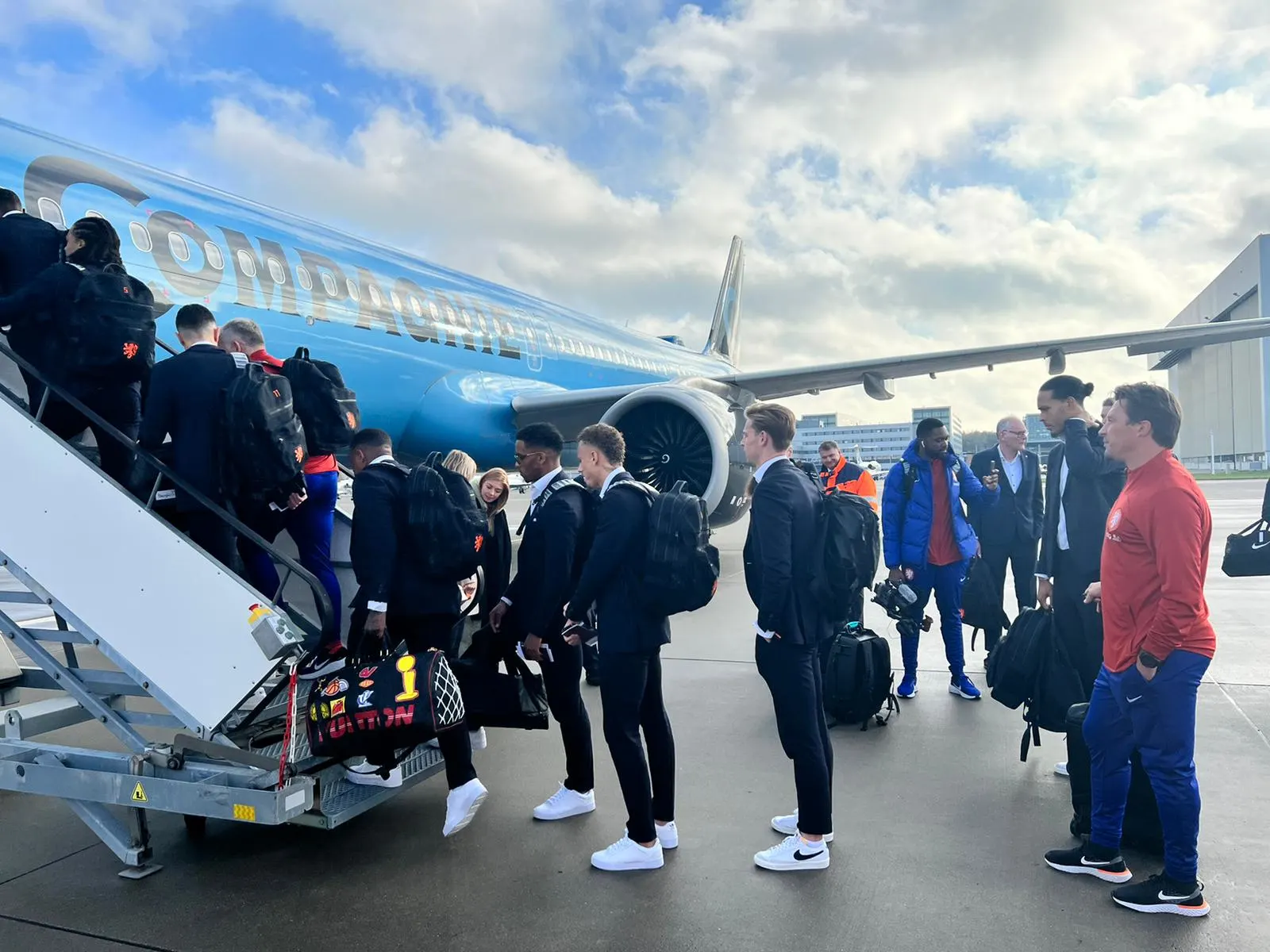 Voetballers Oranje kleine week voor openingsduel in vliegtuig naar Qatar