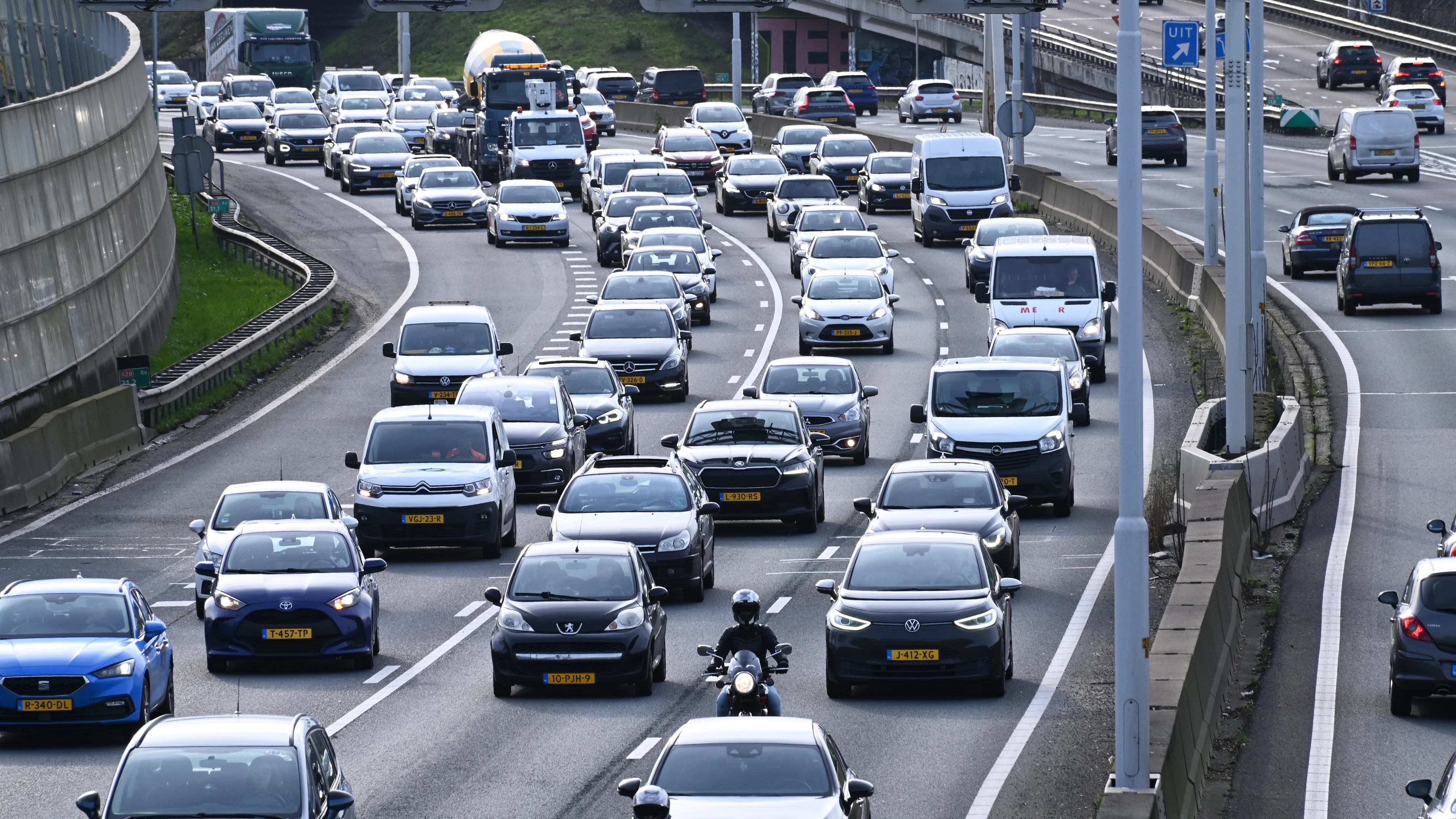 Meer dan 100 kilometer file, Rijkswaterstaat waarschuwt voor drukkere spitsen