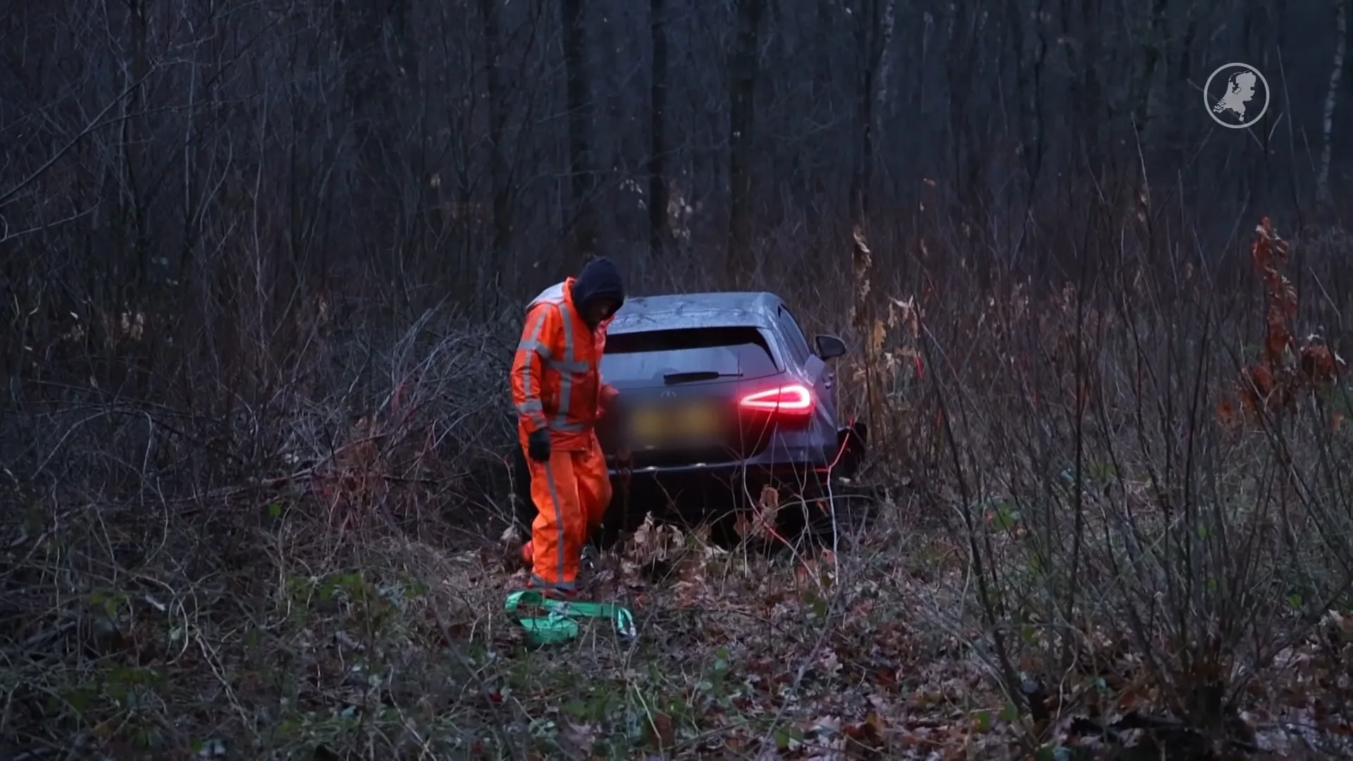 Auto raakt van de weg en raast langs tientallen bomen