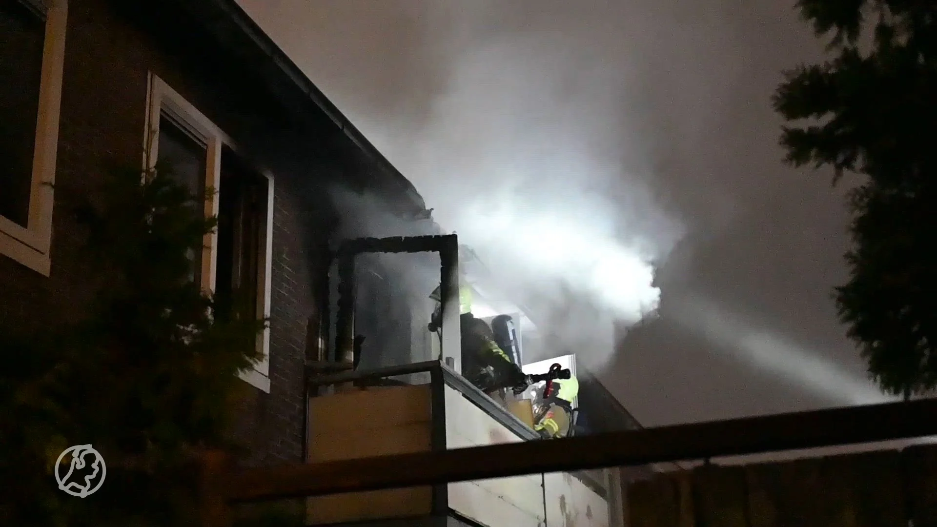 Jong gezin met baby moet vluchten voor grote brand Almelo: 'Kat was nog binnen'