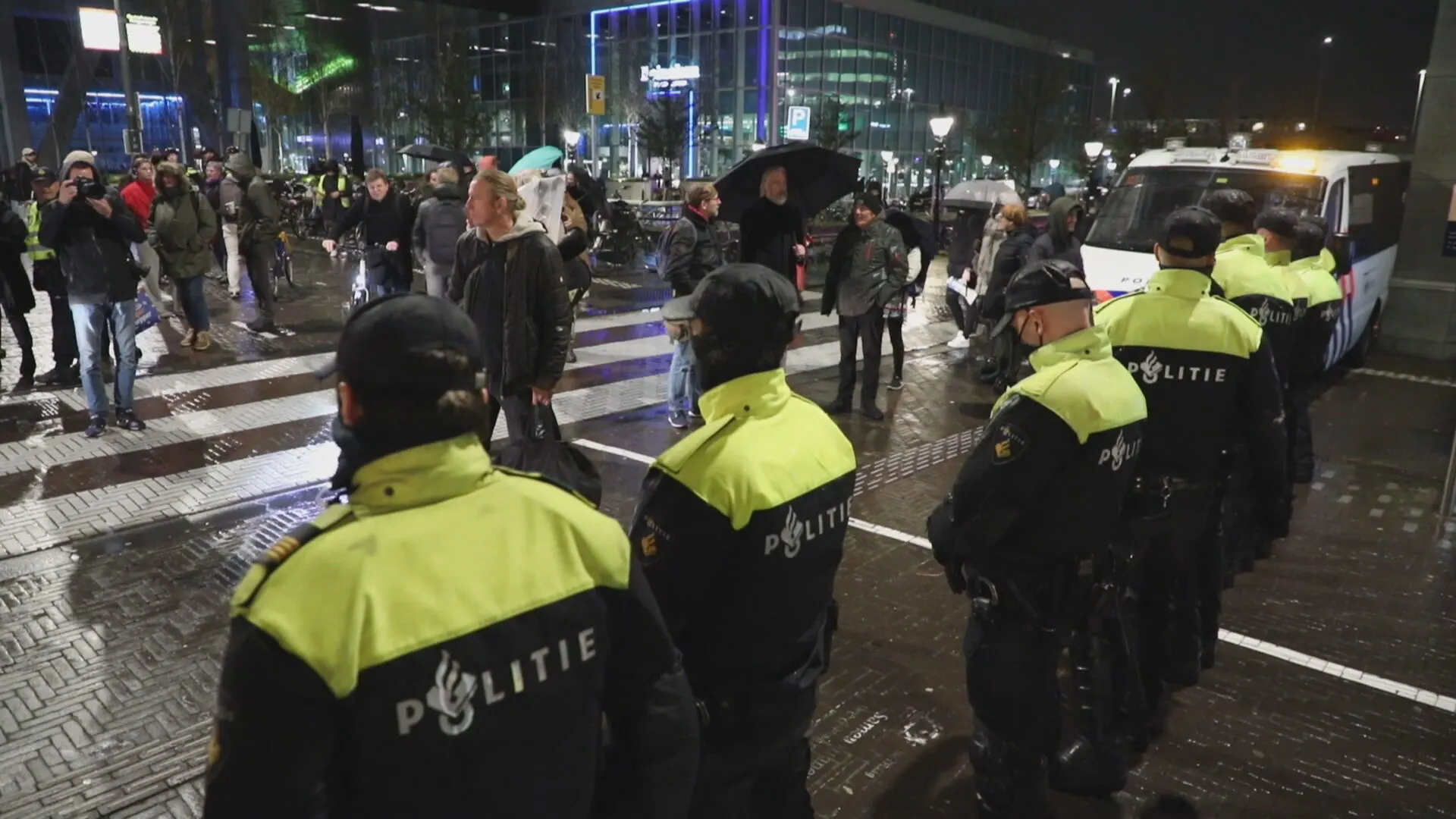 Dertien betogers opgepakt na demonstratie bij coronapersconferentie