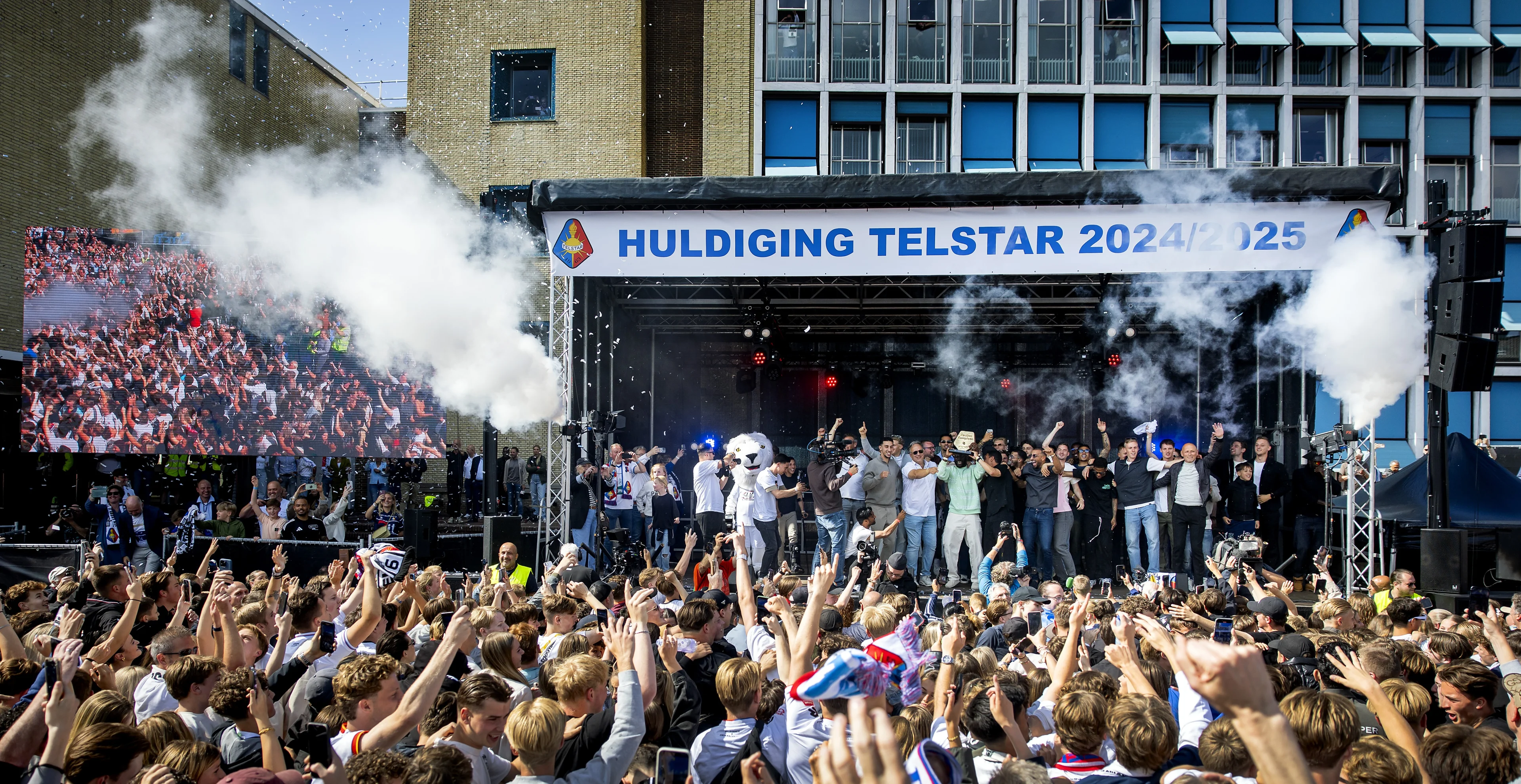 Groot feest in IJmuiden: voetballers Telstar gehuldigd na sensationele promotie