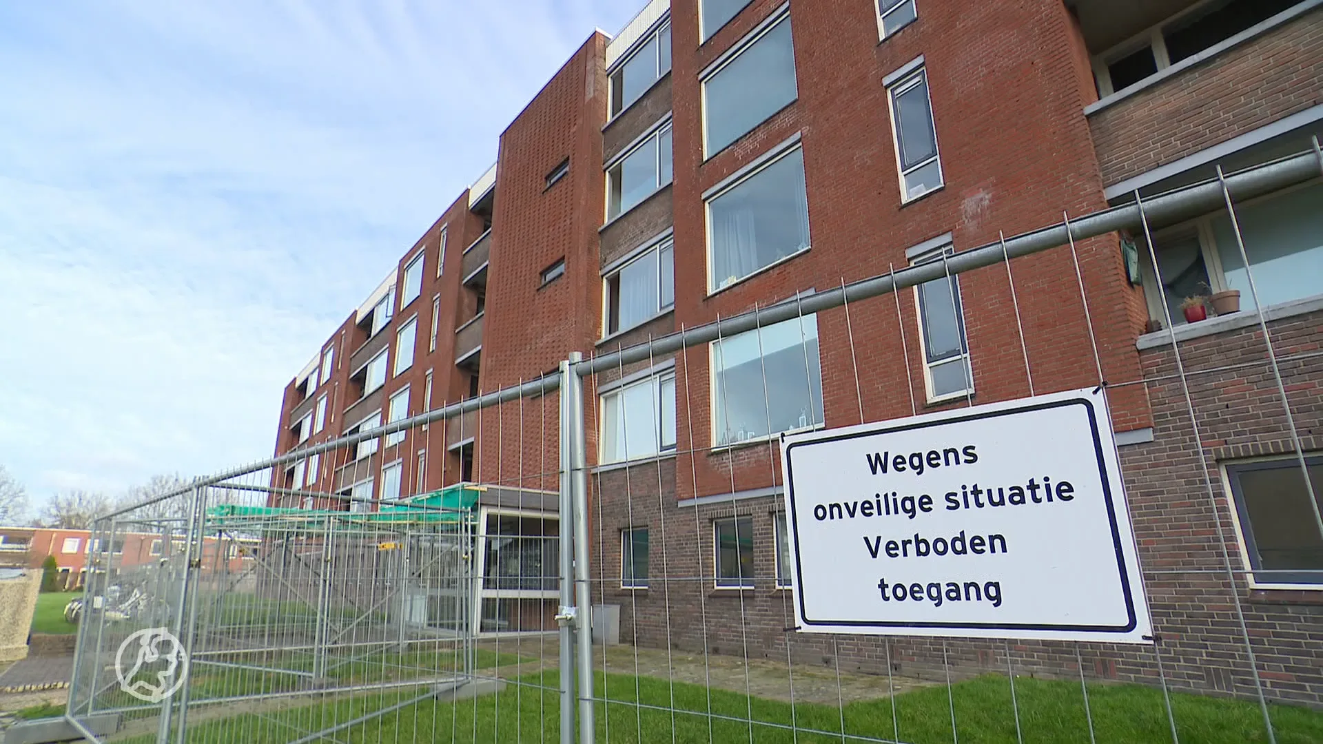 Bewoners van flat in Delfzijl voelen zich onveilig na vallende bakstenen: 'Woongenot totaal weg'