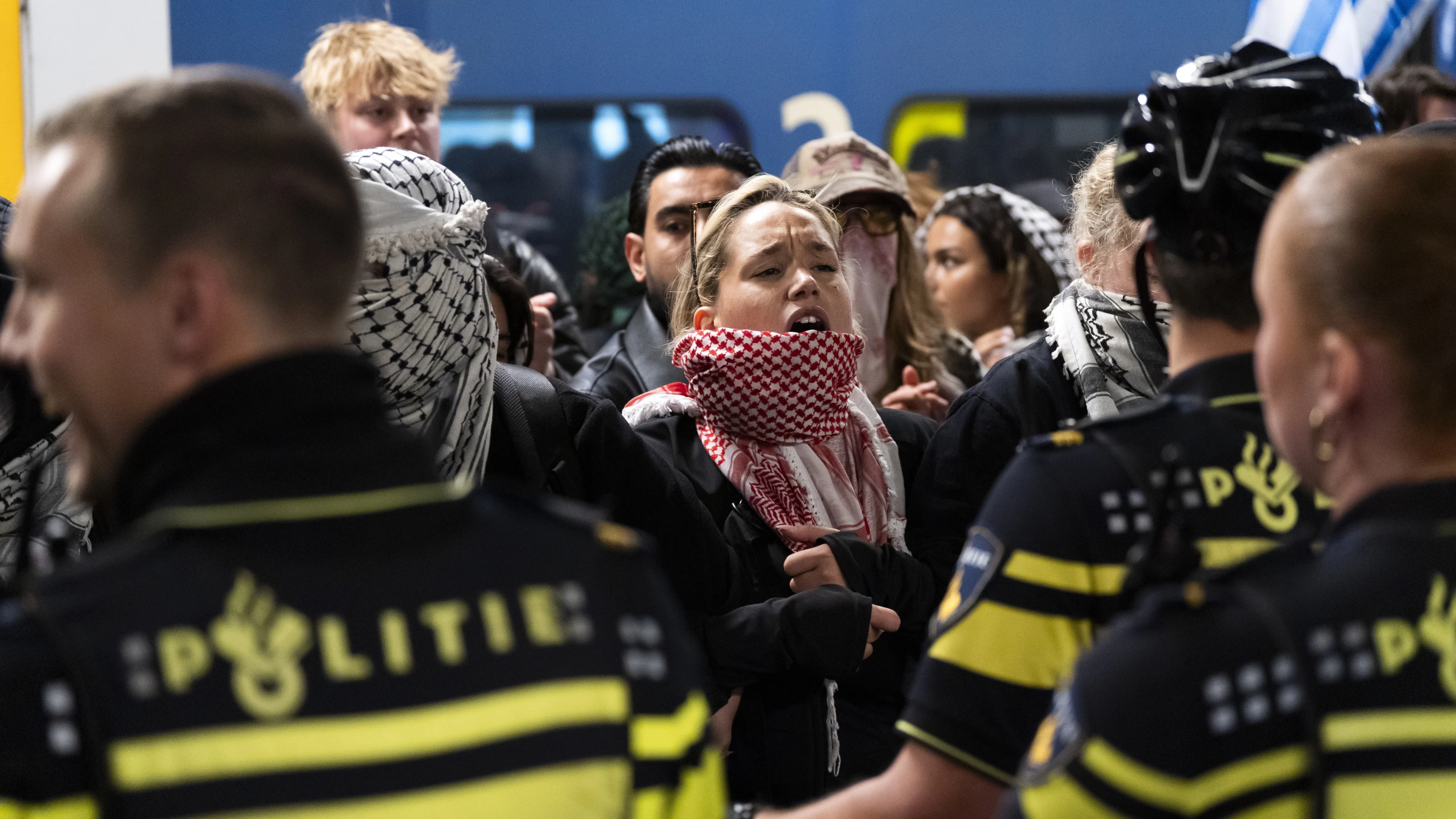 Politie ontruimt demonstratie stationshal Den Haag Centraal