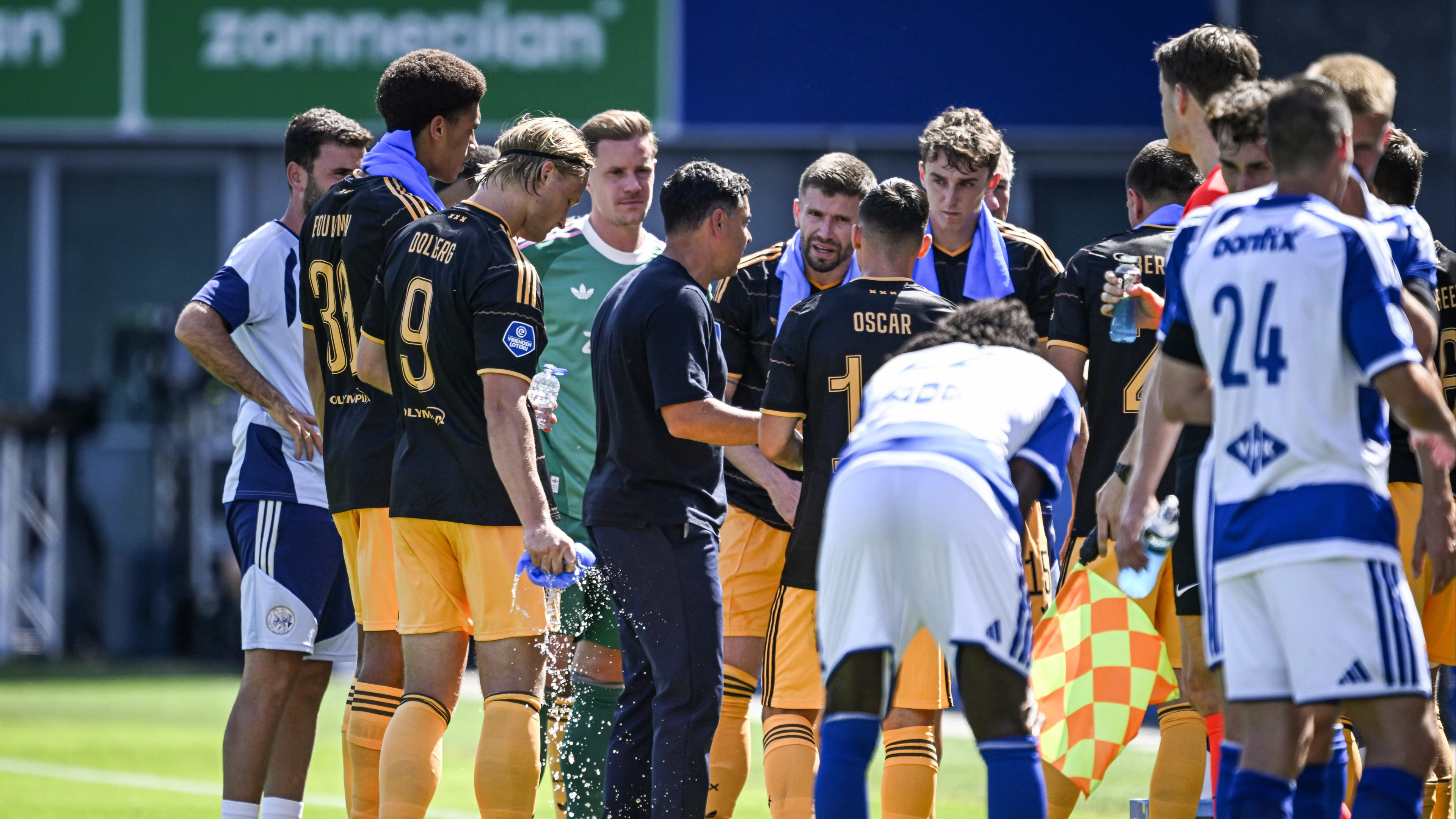 PEC Zwolle - Ajax kort stilgelegd na noodgeval op tribune