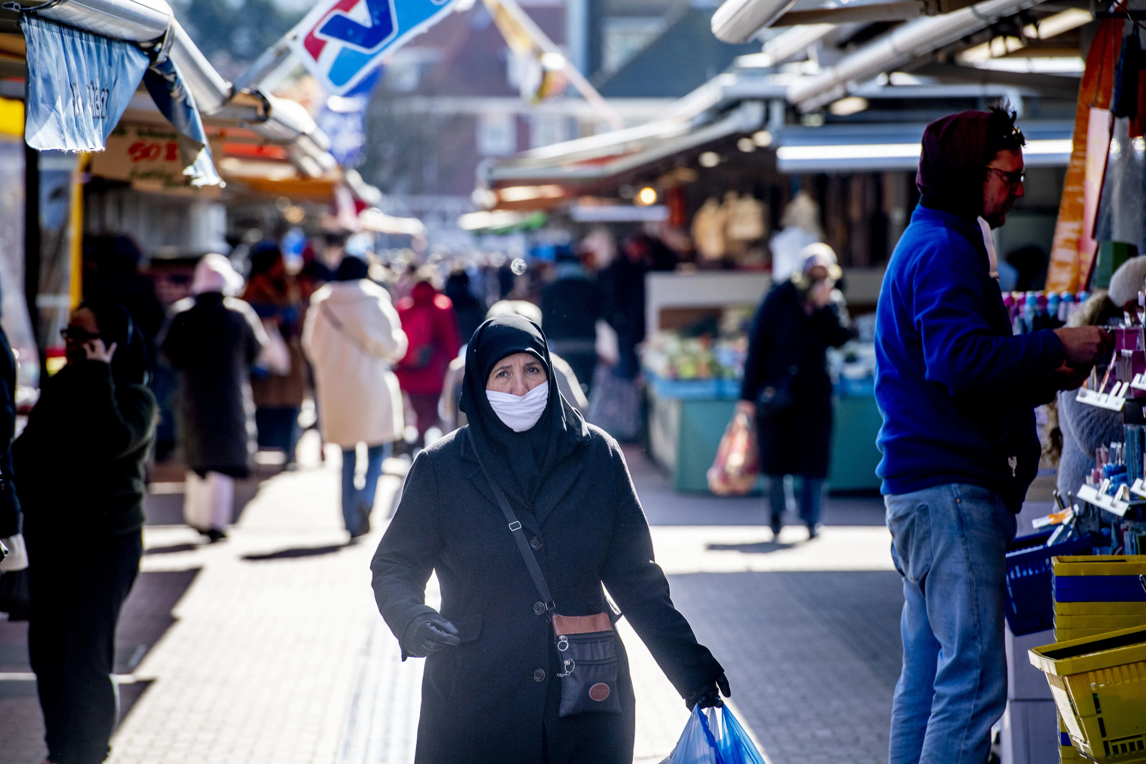Nederlanders houden zich aan regels ondanks positieve trend verspreiding corona